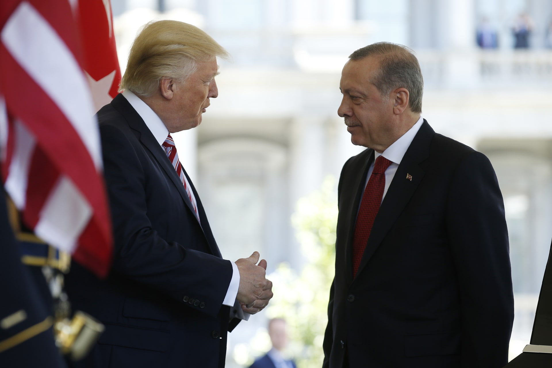 <p>Trump talks with Turkey’s President Recep Tayyip Erdogan as he arrives at the entrance to the West Wing of the White House, May 16, 2017 (REUTERS/Joshua Roberts)</p>