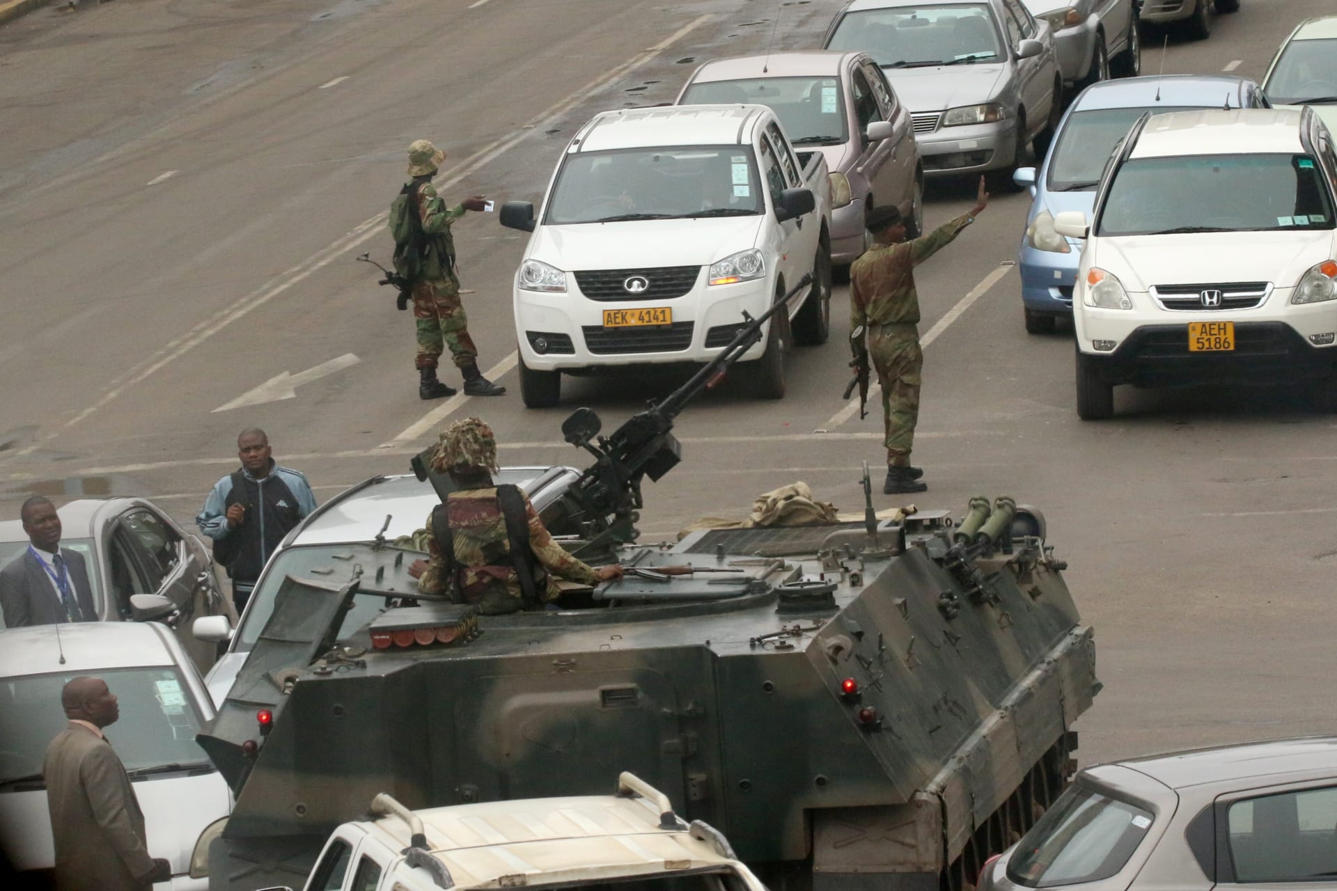 <p>Military vehicles and soldiers patrol the streets in Harare, Zimbabwe, November 15,2017. </p>
