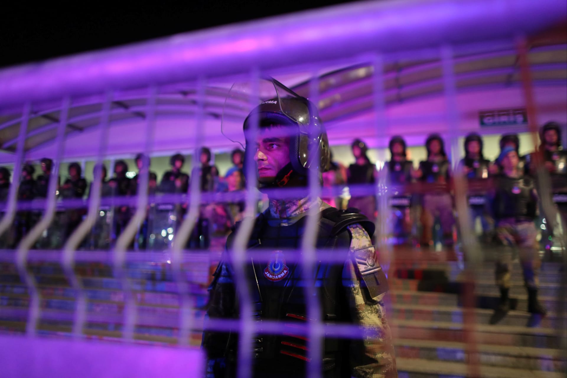 <p>Turkish soldiers stand guard outside the Silivri Prison and Courthouse complex during the trial of 17 writers, executives and lawyers of the secularist Cumhuriyet newspaper in Silivri near Istanbul, Turkey, September 11, 2017 (REUTERS/Osman Orsal)</p>
