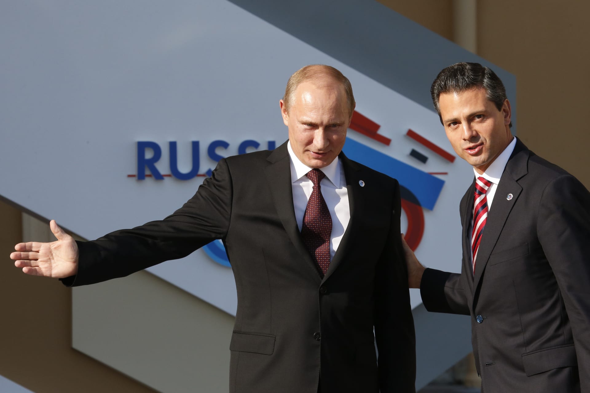 <p>Russia’s President Vladimir Putin (L) welcomes Mexico’s President Enrique Pena Nieto before the first working session of the G20 Summit in Constantine Palace in Strelna near St. Petersburg, September 5, 2013. </p>
