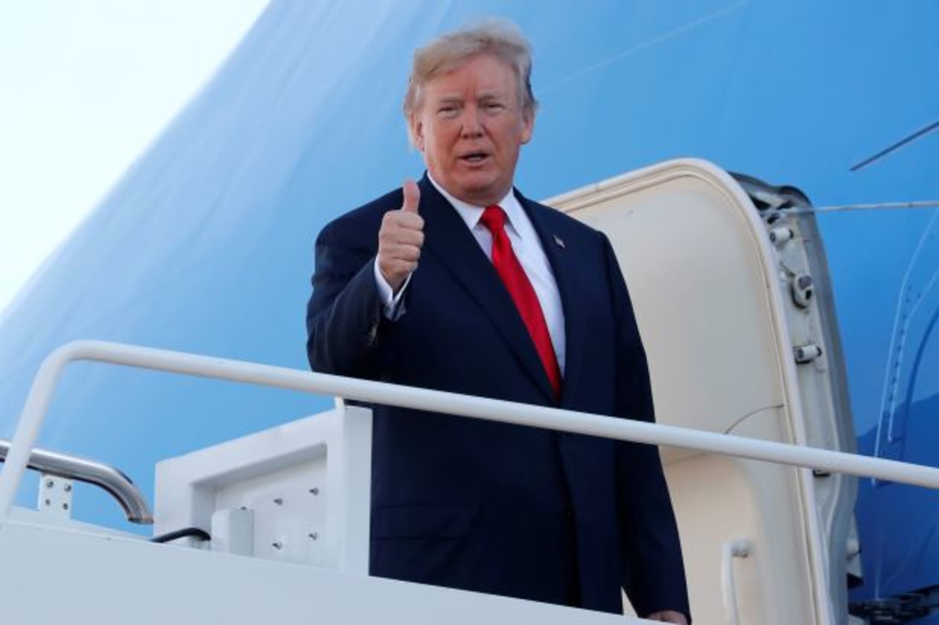 <p>U.S. President Donald Trump boards Air Force One for travel to Hawaii, on his way to an extended trip to five countries in Asia, from Joint Base Andrews, Maryland, U.S. November 3, 2017.</p>
