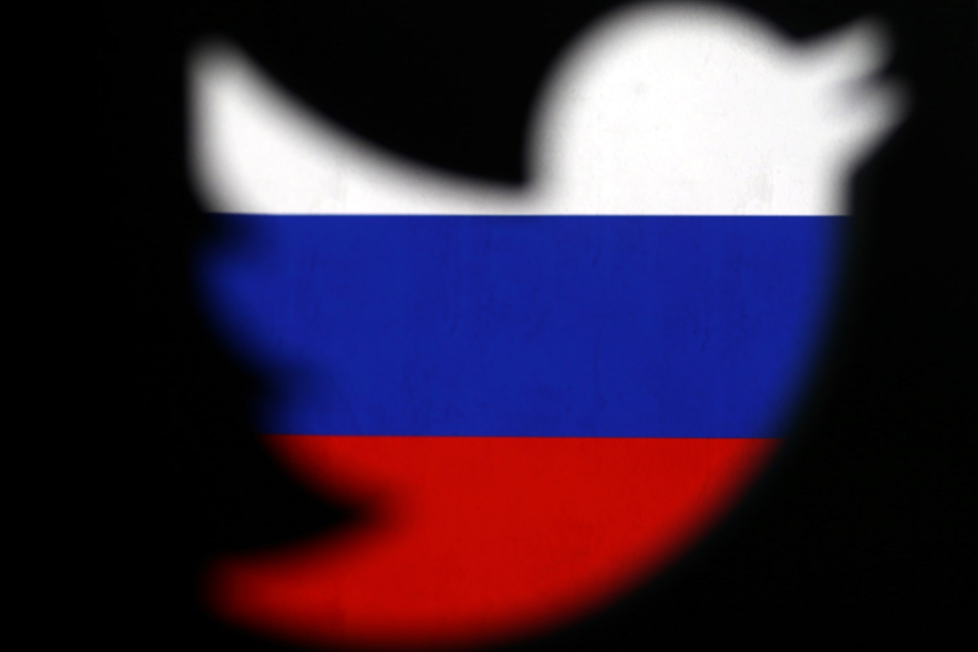 <p>A 3D-printed Twitter logo displayed in front of Russian flag.</p>
