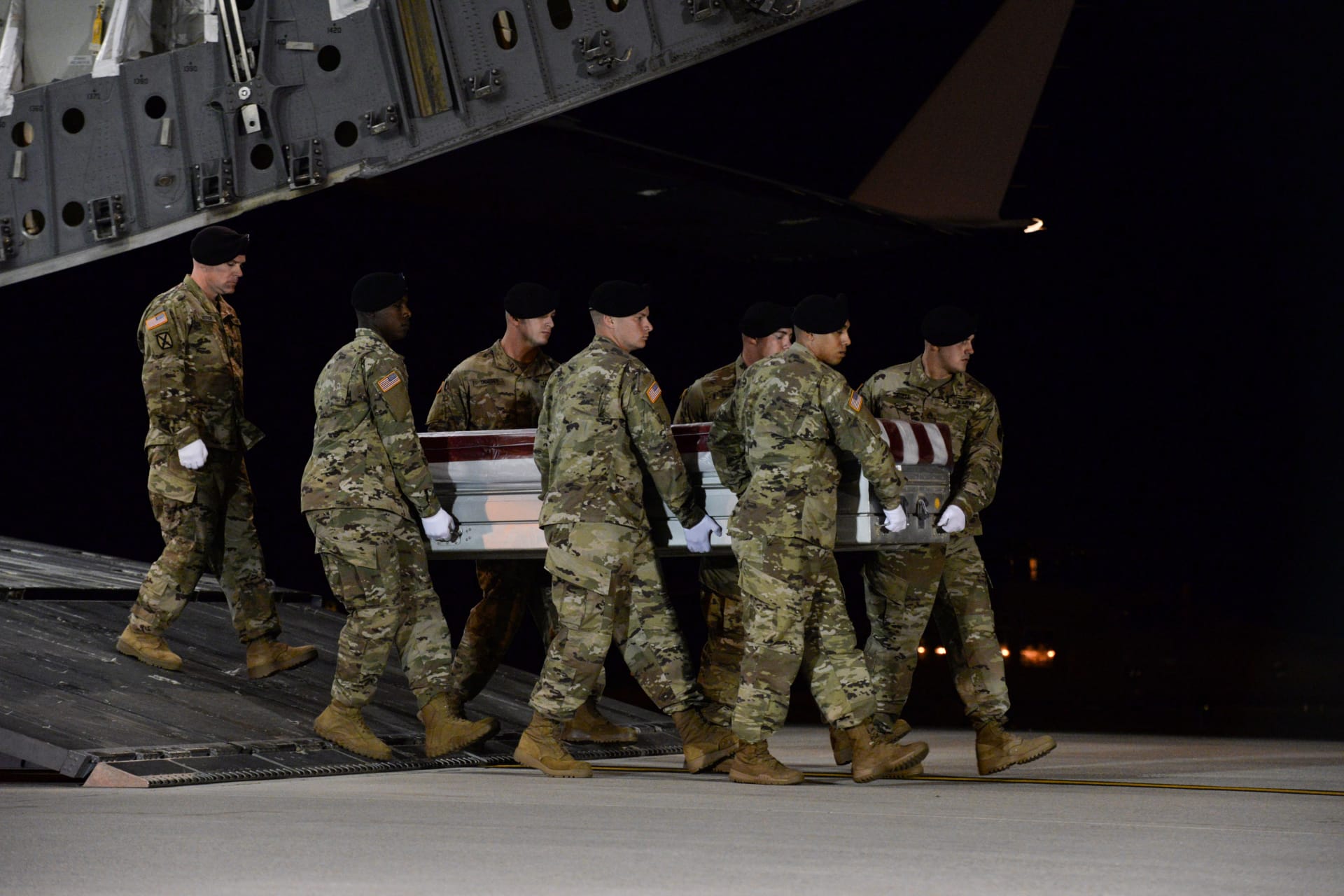 <p>A U.S. Army carry team transfers the remains of Army Staff Sergeant Dustin Wright of Lyons, Georgia, at Dover Air Force Base in Delaware, U.S. on October 5, 2017. Staff Sergeant Wright was one of four U.S. servicemen killed in Niger on October 4, 2017.</p>
