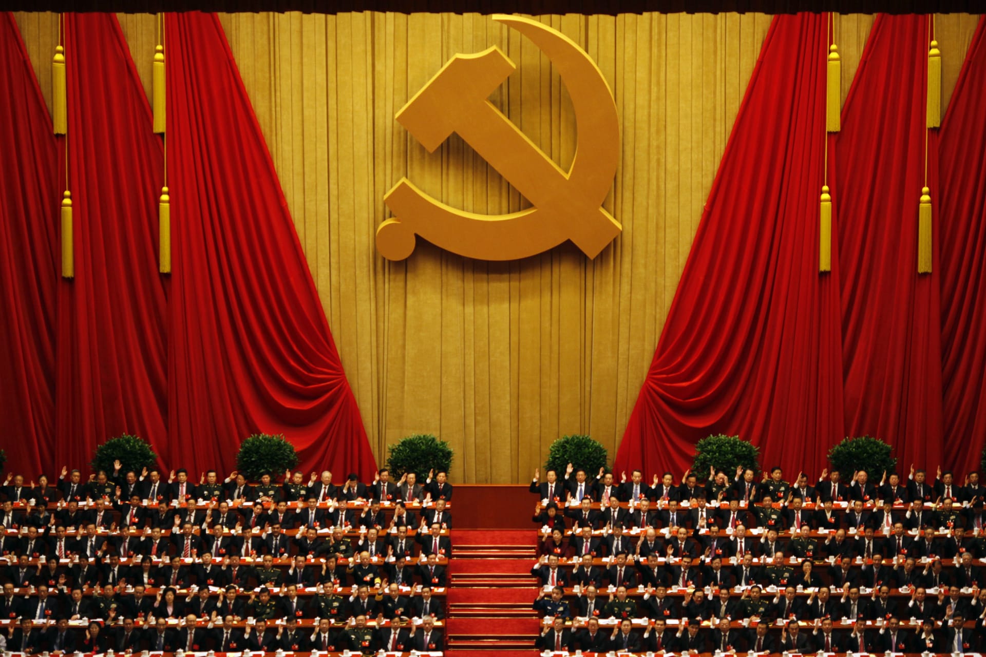 <p>A general view shows delegates raising their hands as they take a vote at the closing session of the 18th National Congress of the Communist Party of China at the Great Hall of the People in Beijing November 14, 2012.</p>
