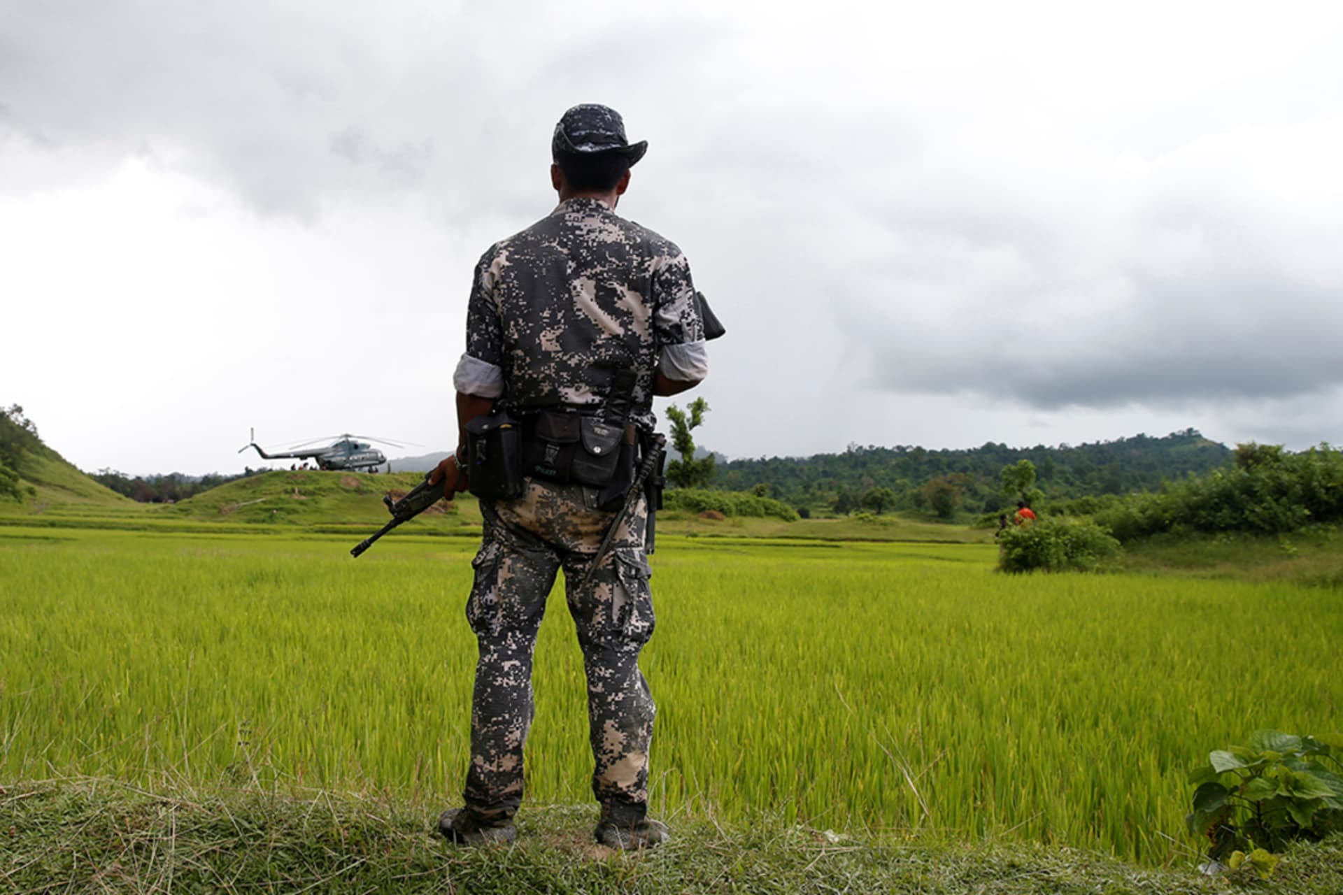 <p>A Myanmar soldier stands near a township in Rakhine State, September 27, 2017. </p>
