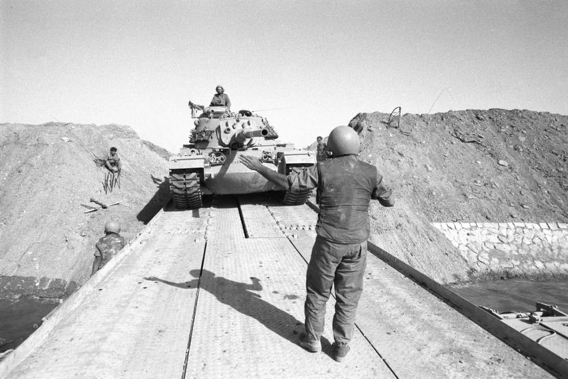<p>Israeli tanks cross the Suez Canal (Israel Defense Forces Archive)</p>
