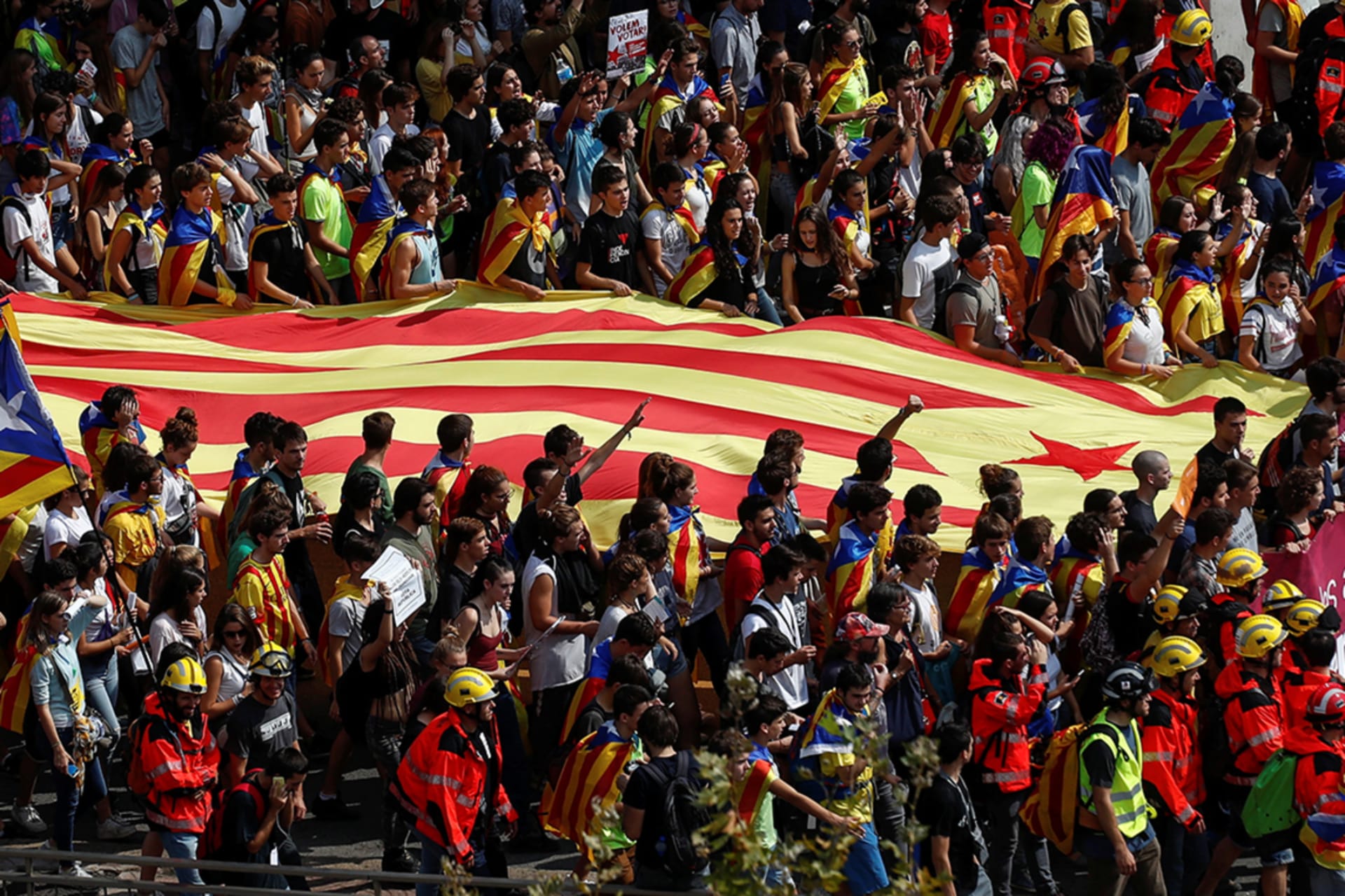 <p>Students demonstrate with Catalan separatist flags in Barcelona.</p>
