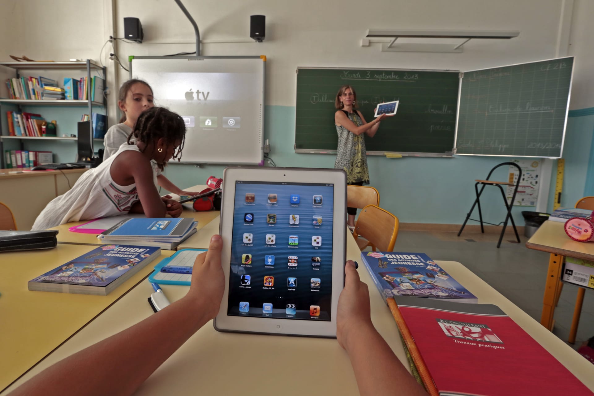 <p>Elementary school children use electronic tablets on the first day of class in the new school year in Nice, September 3, 2013. </p>
