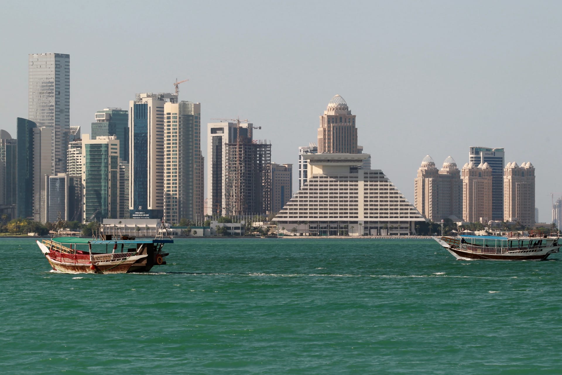 <p>Buildings are seen on a coast line in Doha, Qatar June 5, 2017 (REUTERS/Stringer)</p>
