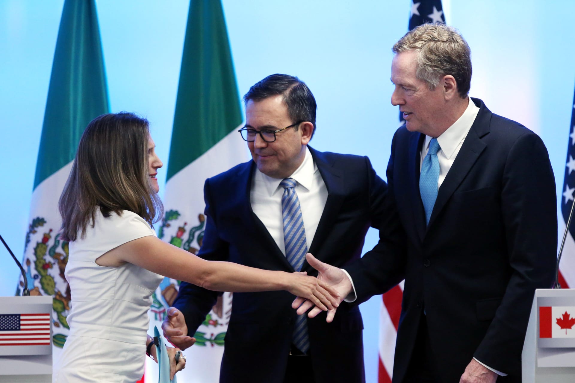 <p>Canadian Foreign Minister Chrystia Freeland shakes hands with U.S. Trade Representative Robert Lighthizer as Mexico’s Economy Minister Ildefonso Guajardo looks on after addressing the media to close the second round of NAFTA talks. September 5, 2017. </p>
