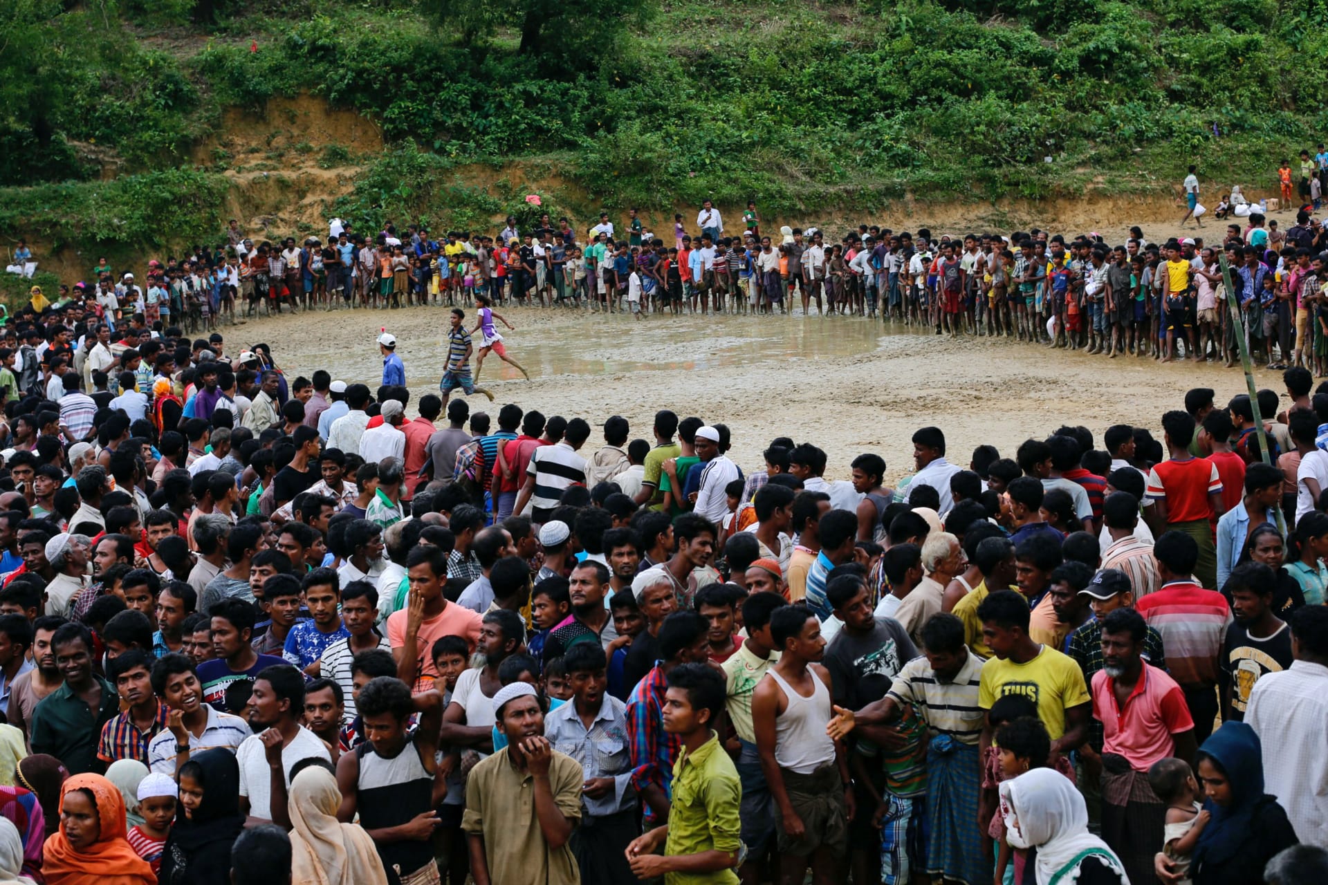 <p>Rohingya refugees wait for aid in Cox’s Bazaar, Bangladesh September 20, 2017.</p>
