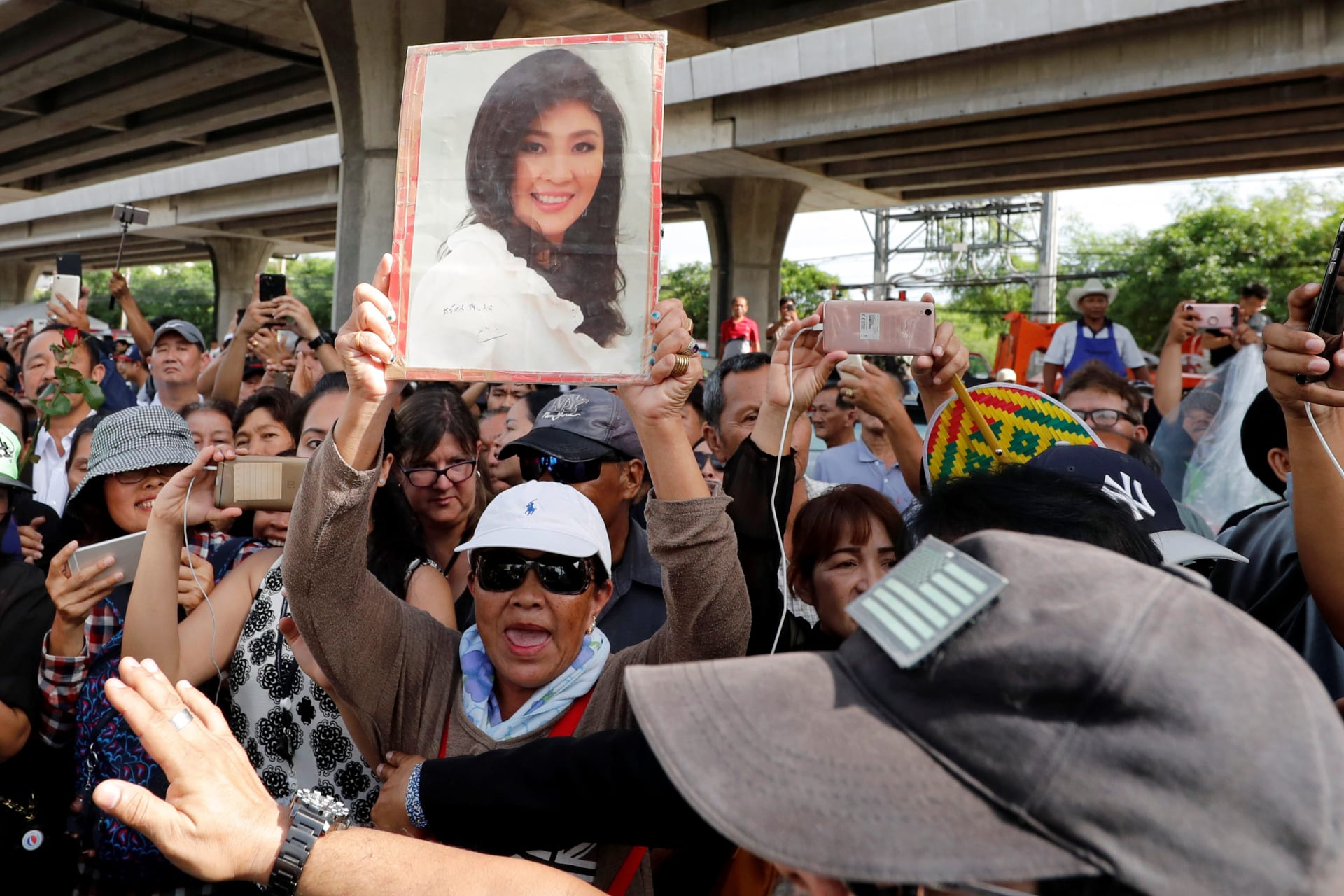 <p>Supporters of ousted former Thai Prime Minister Yingluck Shinawatra wait for her at the Supreme Court in Bangkok, Thailand on August 25, 2017. </p>
