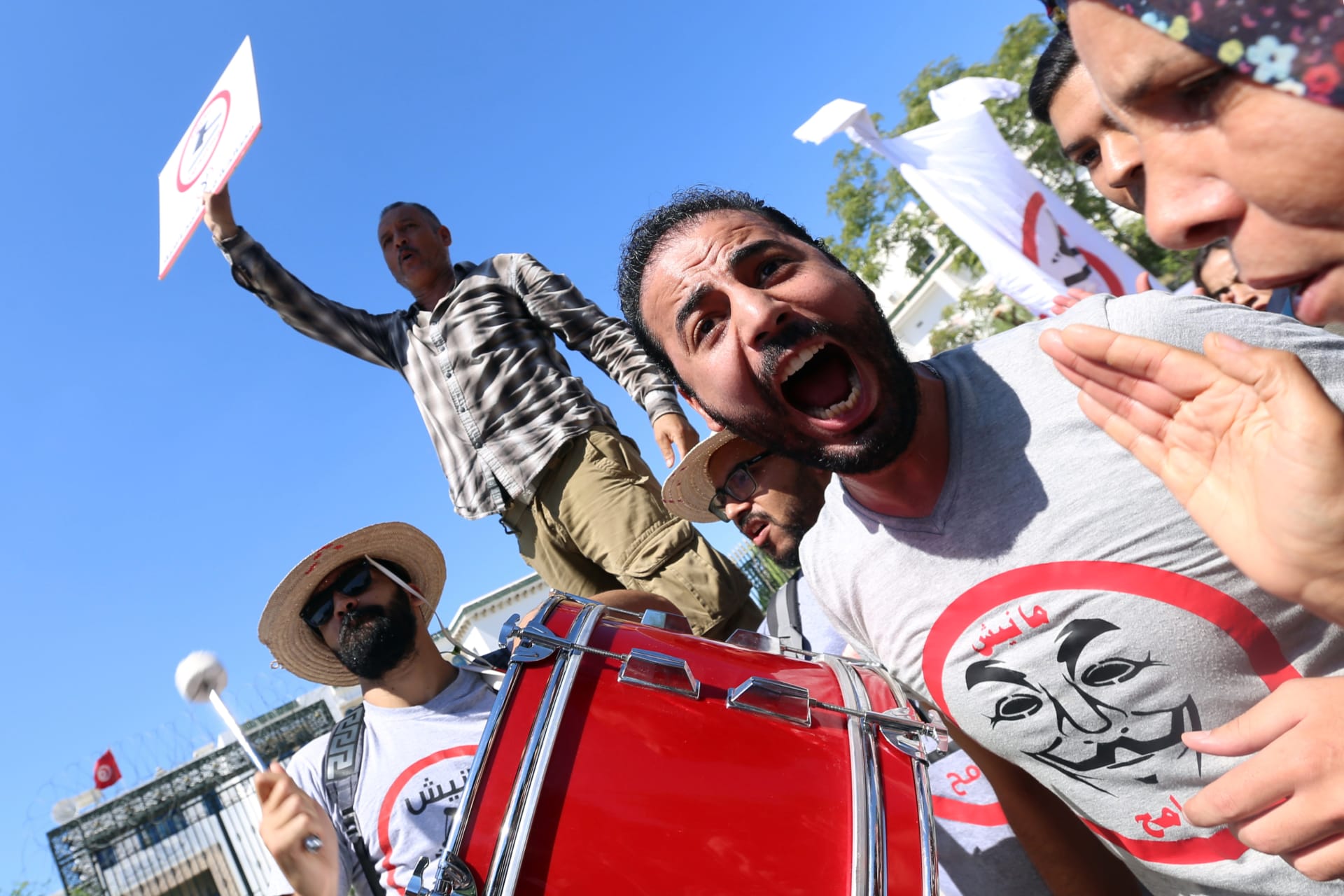<p>People demonstrate against a bill that would protect from prosecution those accused of corruption in front of Assembly of the Representatives of the People in Tunis, Tunisia September 13, 2017 (REUTERS/Zoubeir Souissi).</p>
