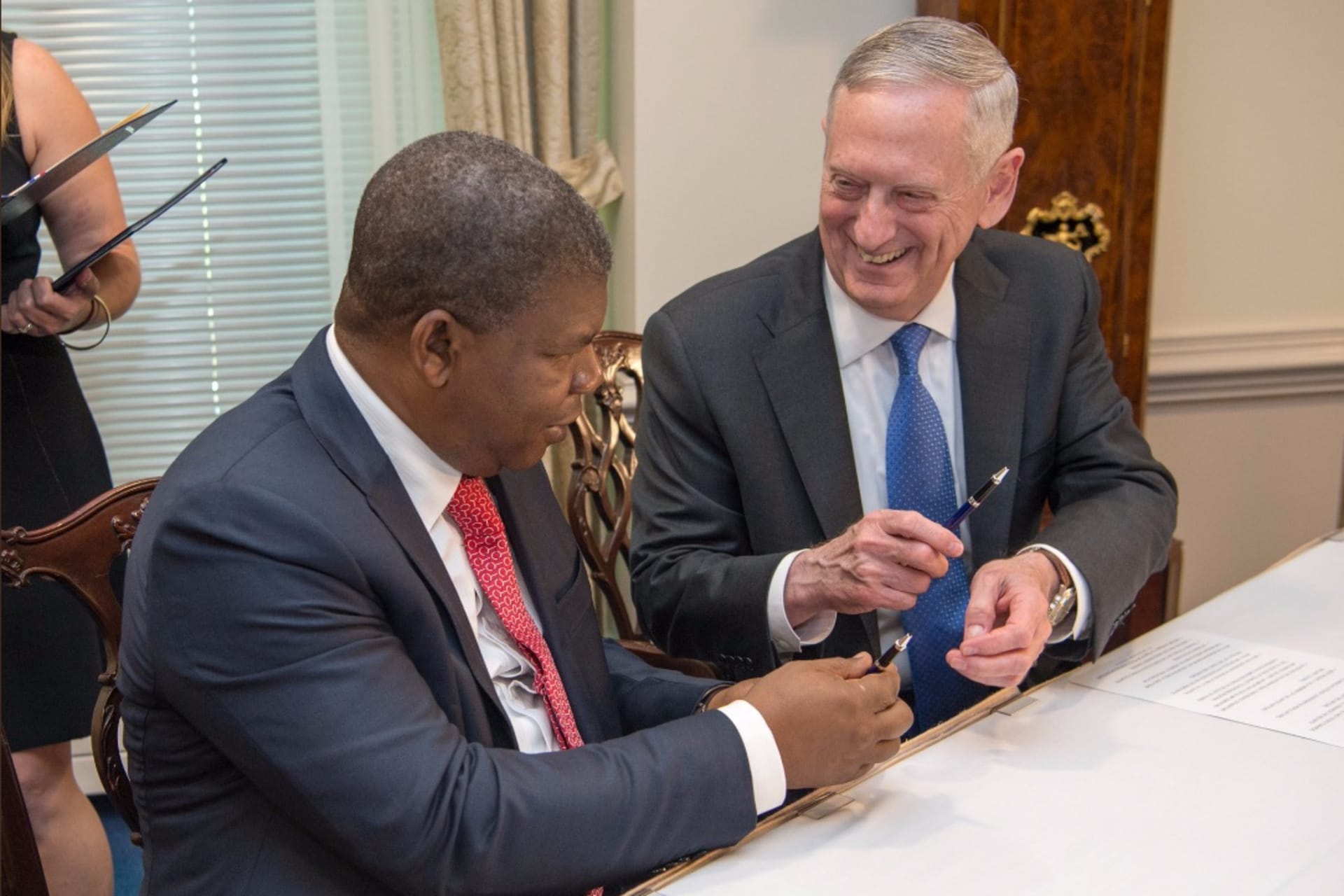 <p>Angola’s Minister of Defence João Lourenço meets with U.S. Secretary of Defense Jim Mattis at the Pentagon, May 17, 2017</p>
