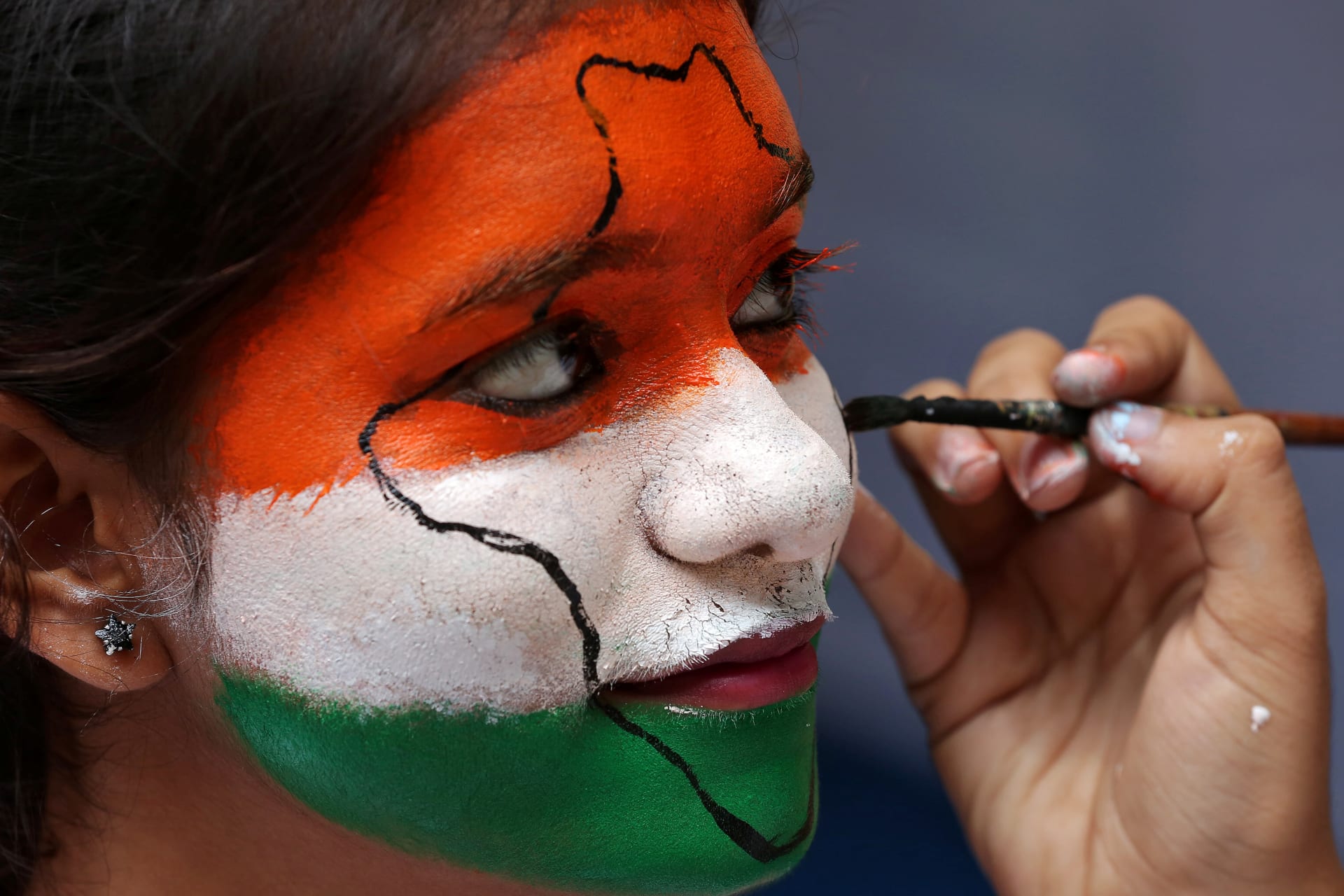 <p>A girl gets her face painted in the colours of India’s national flag, as she takes part in India’s Independence Day celebrations inside a college in Chennai, India, August 15, 2017.</p>
