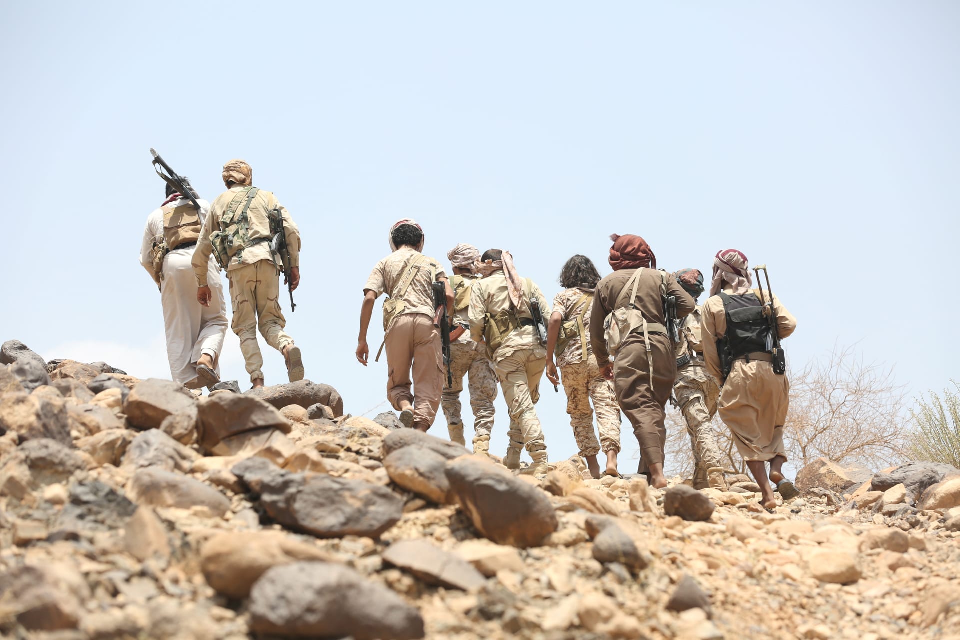 <p>Soldiers and members of the Popular Resistance militiamen backing Yemen’s President Abd-Rabbu Mansour Hadi walk as they head to the frontline of fighting against forces of Houthi rebels in Makhdara area of Marib province, Yemen (Ali Owidha/Reuters).</p>
