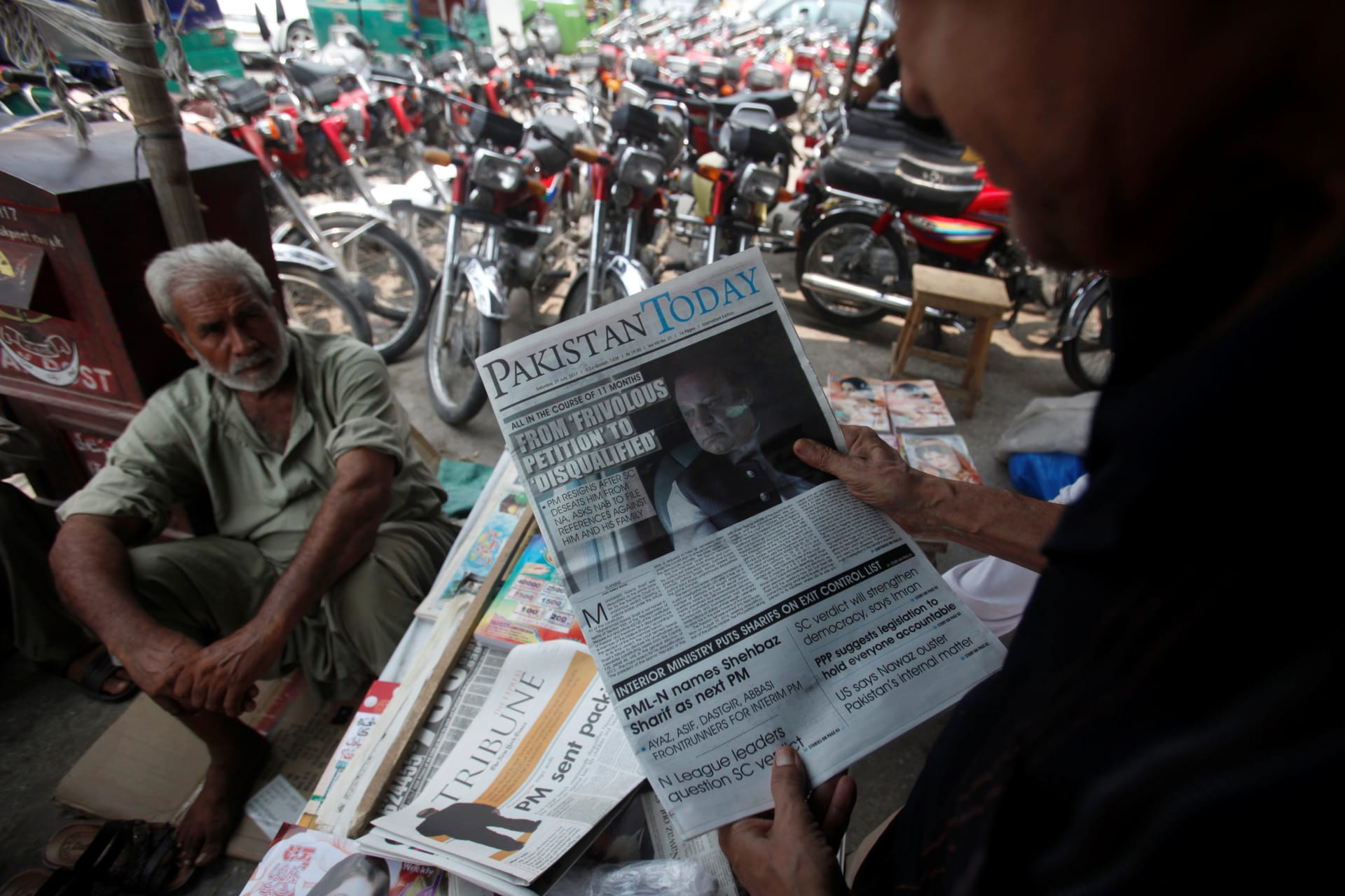 <p>A man reads a newspaper with news about the disqualification of Pakistan’s Prime Minister Nawaz Sharif by the Supreme Court, at a newsstand in Peshawar, Pakistan July 29, 2017.</p>
