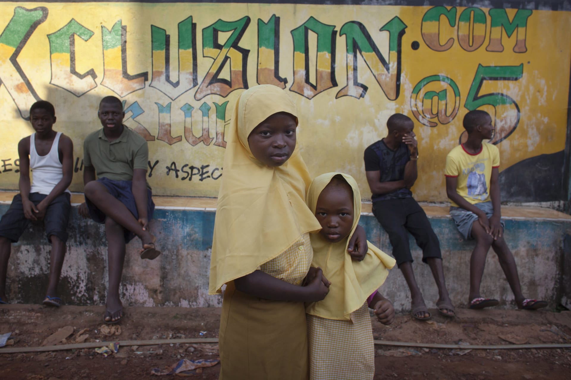<p>Sisters pose for a picture on their way to school in Freetown, Sierra Leone November 19, 2012. </p>

