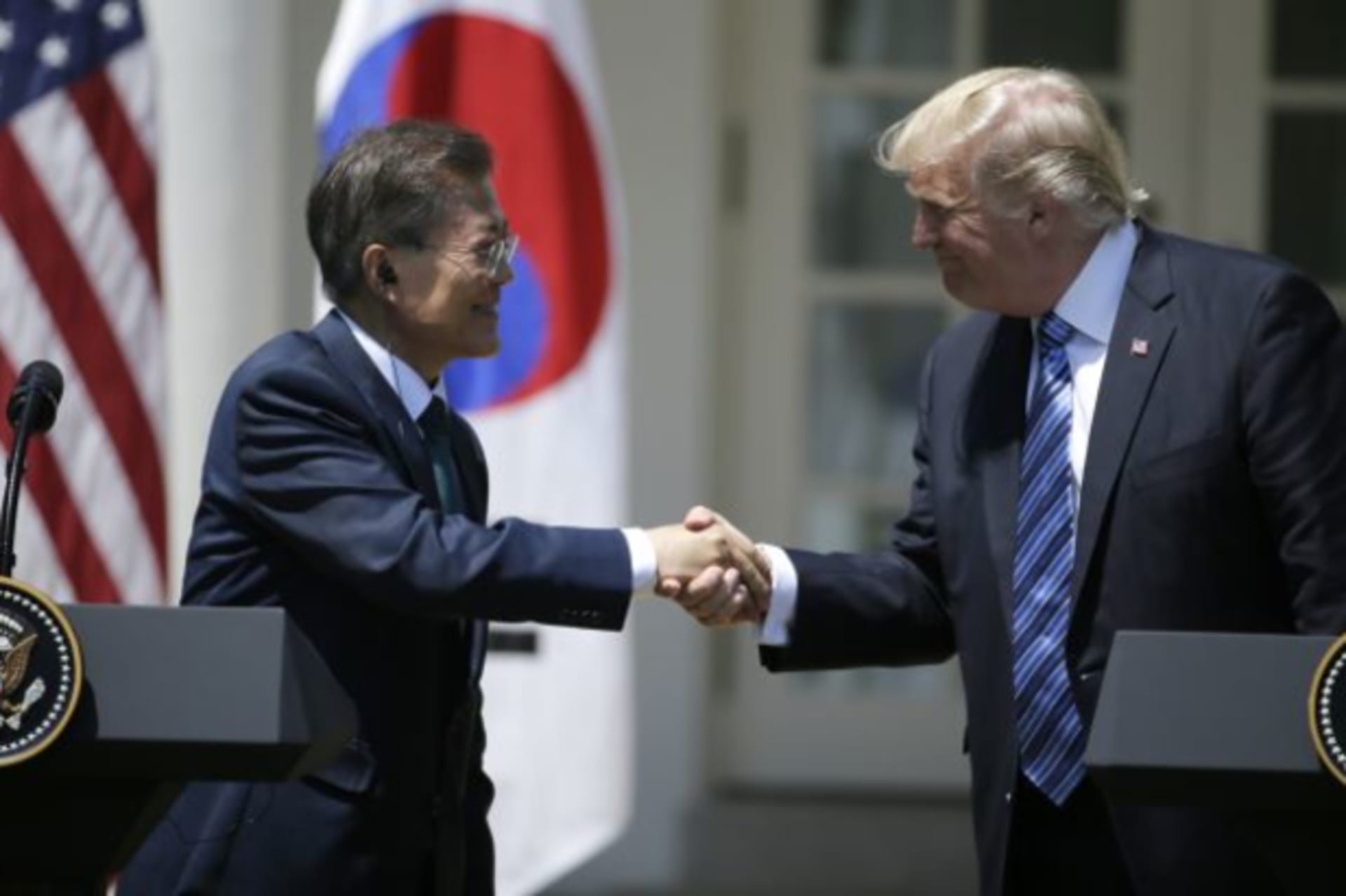 <p>U.S. President Donald Trump (R) greets South Korean President Moon Jae-in prior to delivering a joint statement from the Rose Garden of the White House in Washington, U.S., June 30, 2017.</p>
