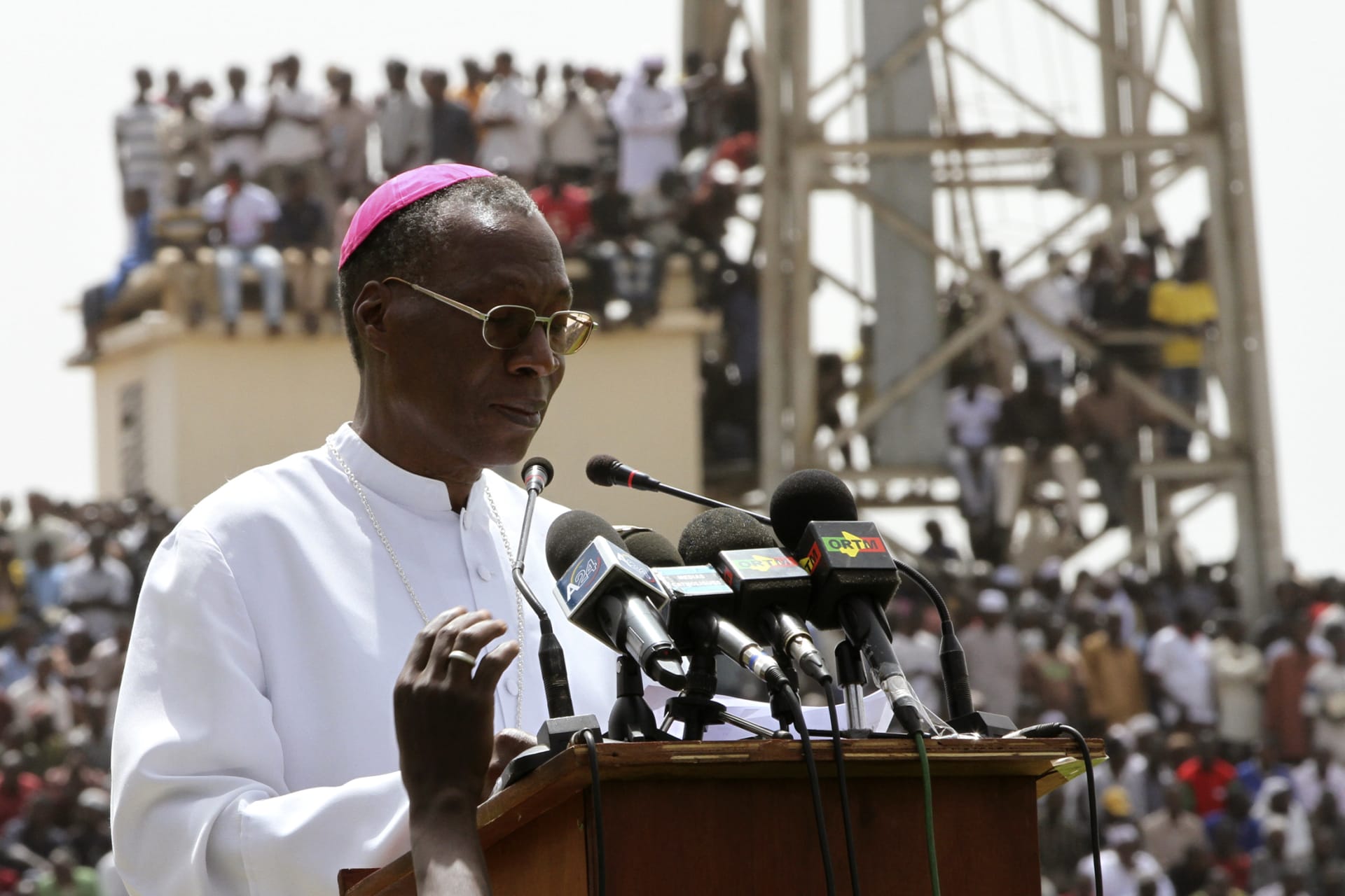 <p>Archbishop Jean Zerbo speaks to Muslims and members of other religions during a rally to help calm the political situation in Mali, in Bamako March 31, 2012. He was one of five new cardinals elevated by the Pope on June 27.</p>
