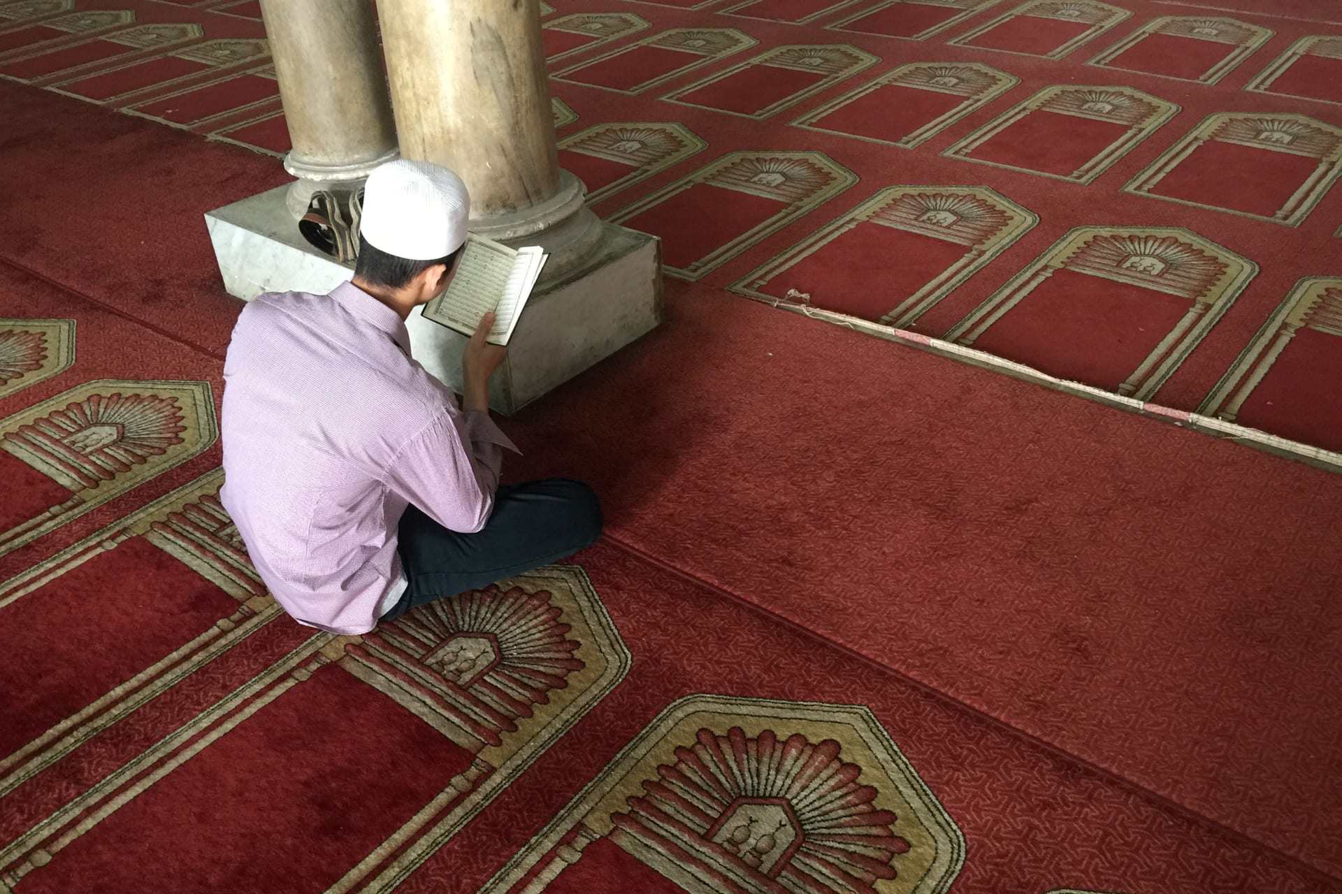 <p>An Egyptian Muslim man reads the Quran in al-Azhar mosque as restoration work is conducted ahead of Pope Francis’ visit, in Cairo (Amr Abdallah Dalsh/Reuters).</p>

