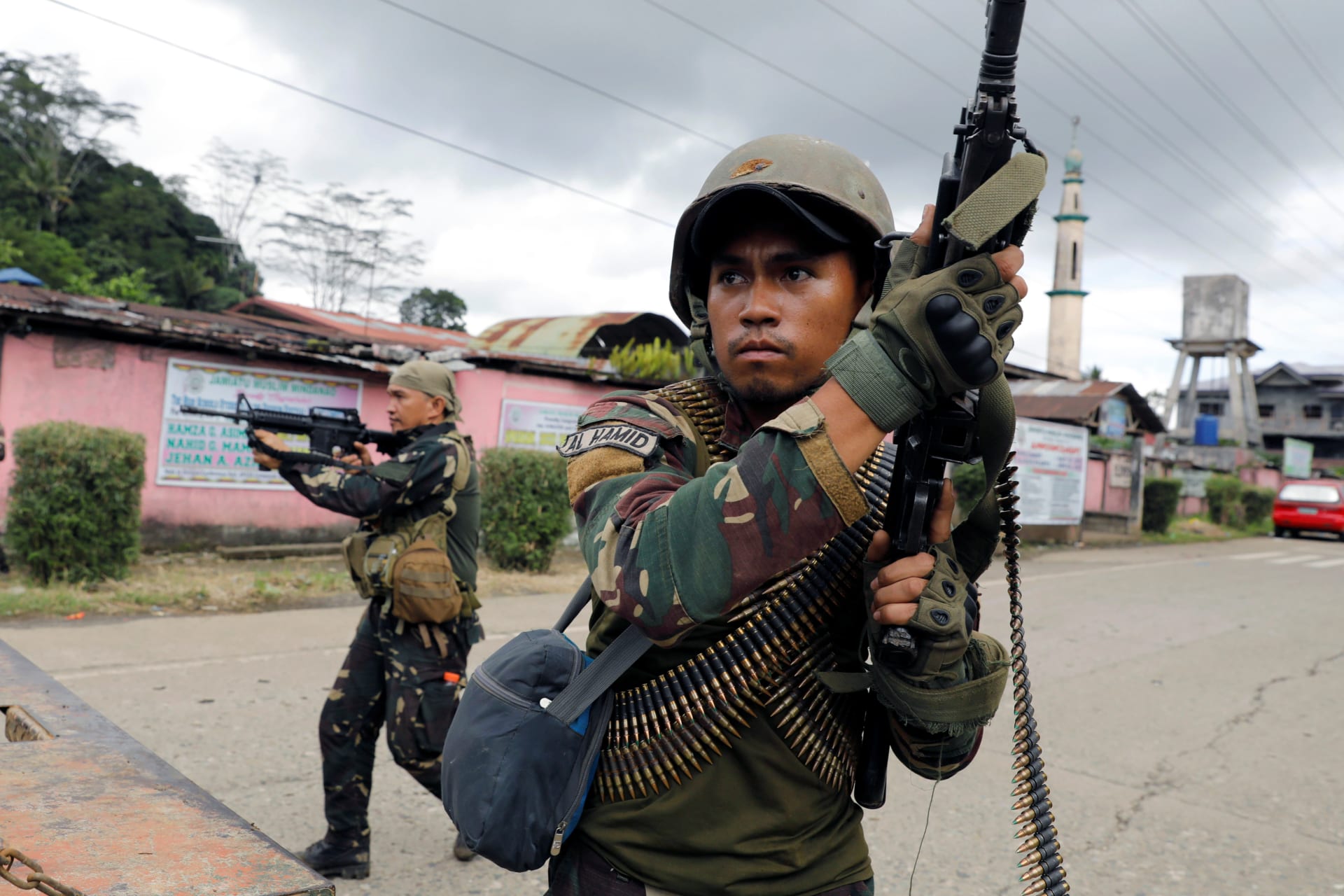 <p>Philippine government troops take cover in Marawi City</p>

