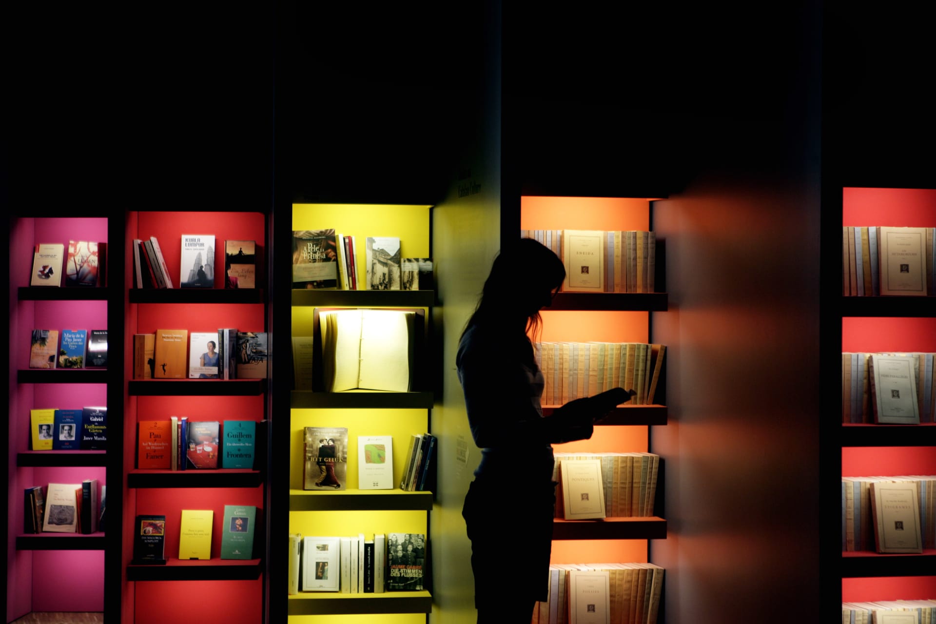 <p>A woman looks into a book at the exhibition of “Catalan culture” at the Frankfurt book fair, October 9, 2007. </p>
