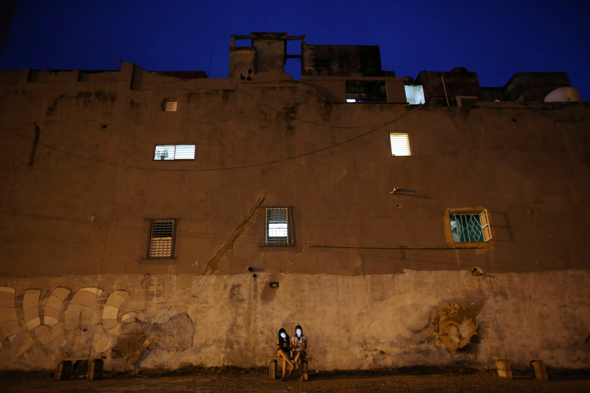 <p>Gabriela Monteiro, 16, (R) and Gisele Rodriguez, 15, use the internet at a hotspot in Havana, Cuba. </p>
