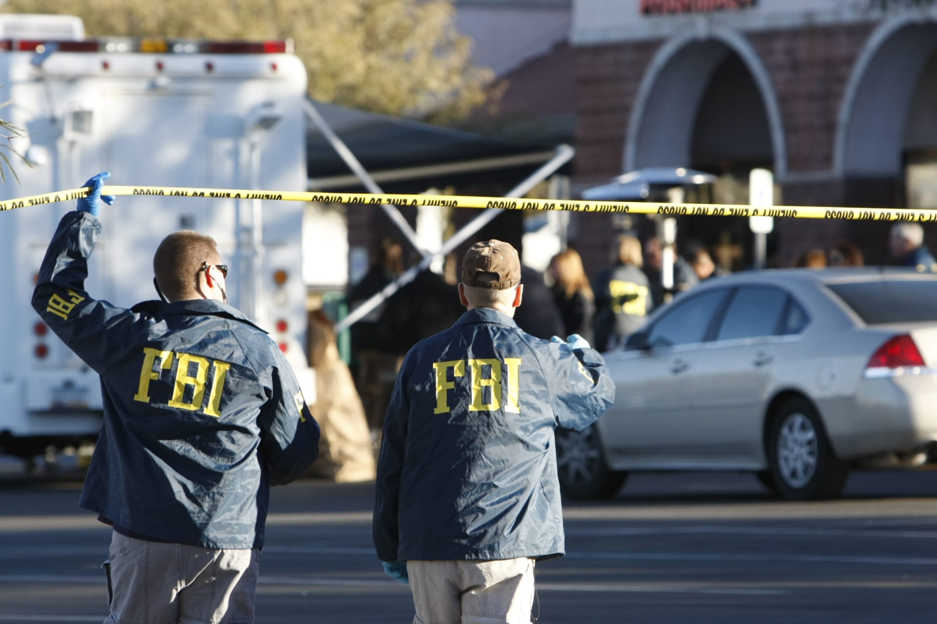 <p>FBI agents respond to a crime scene.</p>