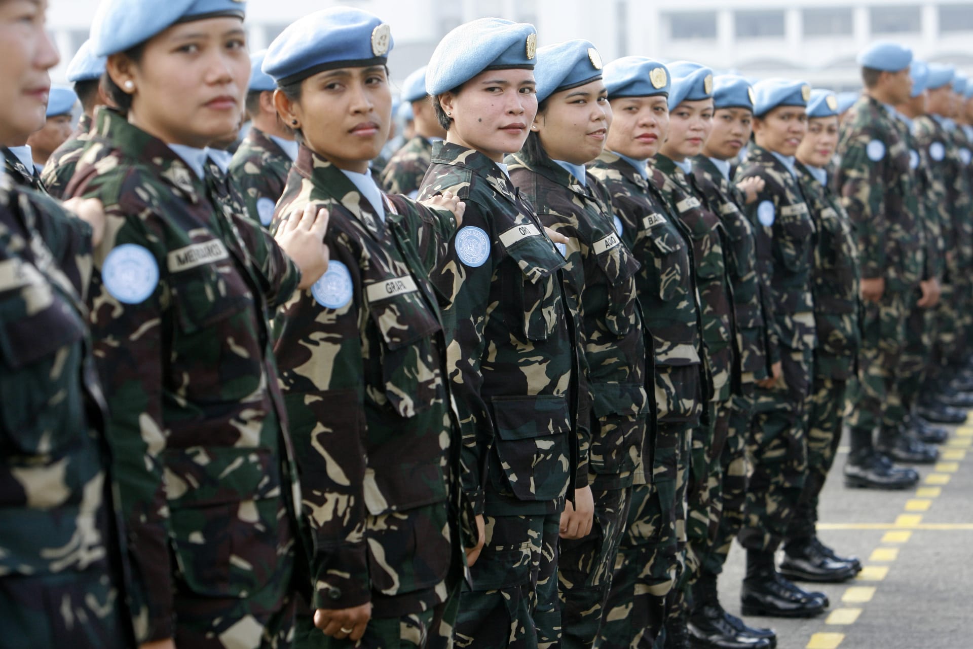 <p>Female members of a Philippine peacekeeping force bound for Liberia stand at attention during a send-off ceremony at the military headquarters in Manila January 28, 2009.</p>
