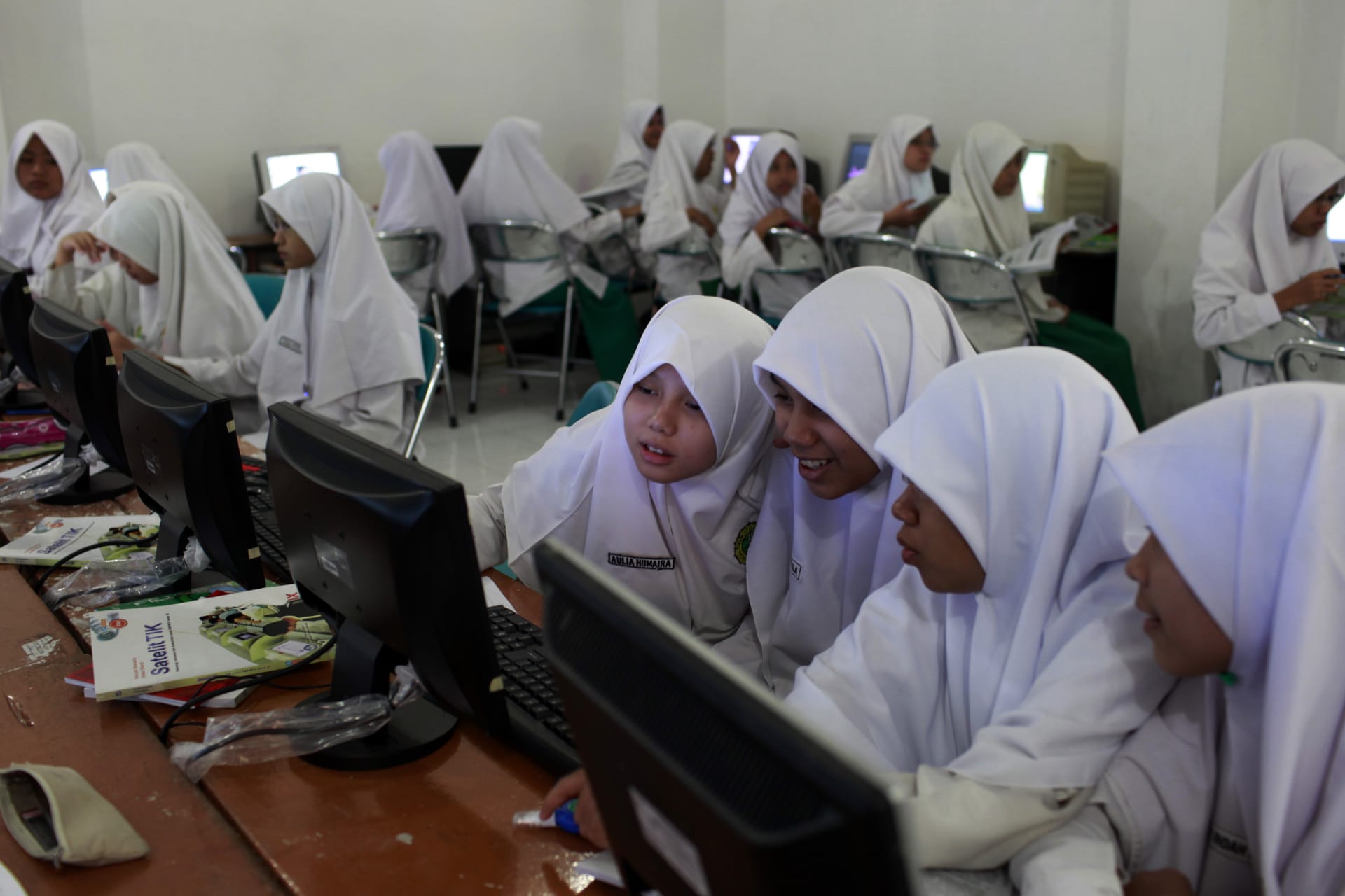 <p>Students learn work on computers in a class during the holy month of Ramadan at the Al-Mukmin Islamic boarding school in Solo, Indonesia Central Java province, August 2, 2011.</p>
