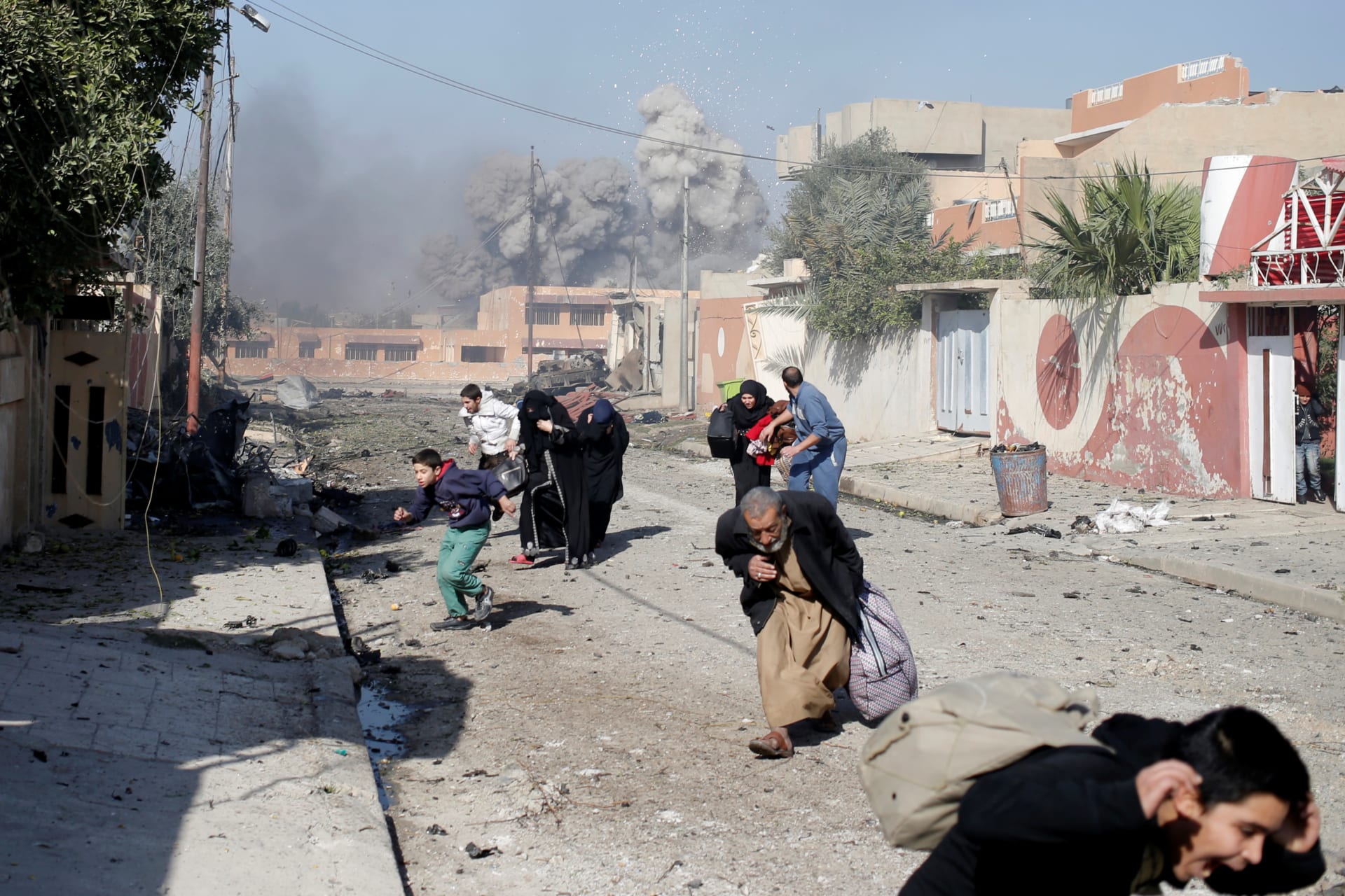 <p>People run in panic after a coalition airstrike hit Islamic State fighters positions in Tahrir neighborhood of Mosul, Iraq, on November 17, 2016. </p>
