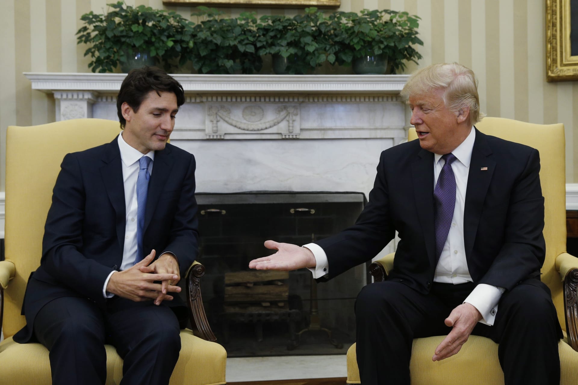 <p>Canadian Prime Minister Justin Trudeau (L) is greeted by U.S. President Donald Trump in the Oval Office at the White House in Washington.</p>
