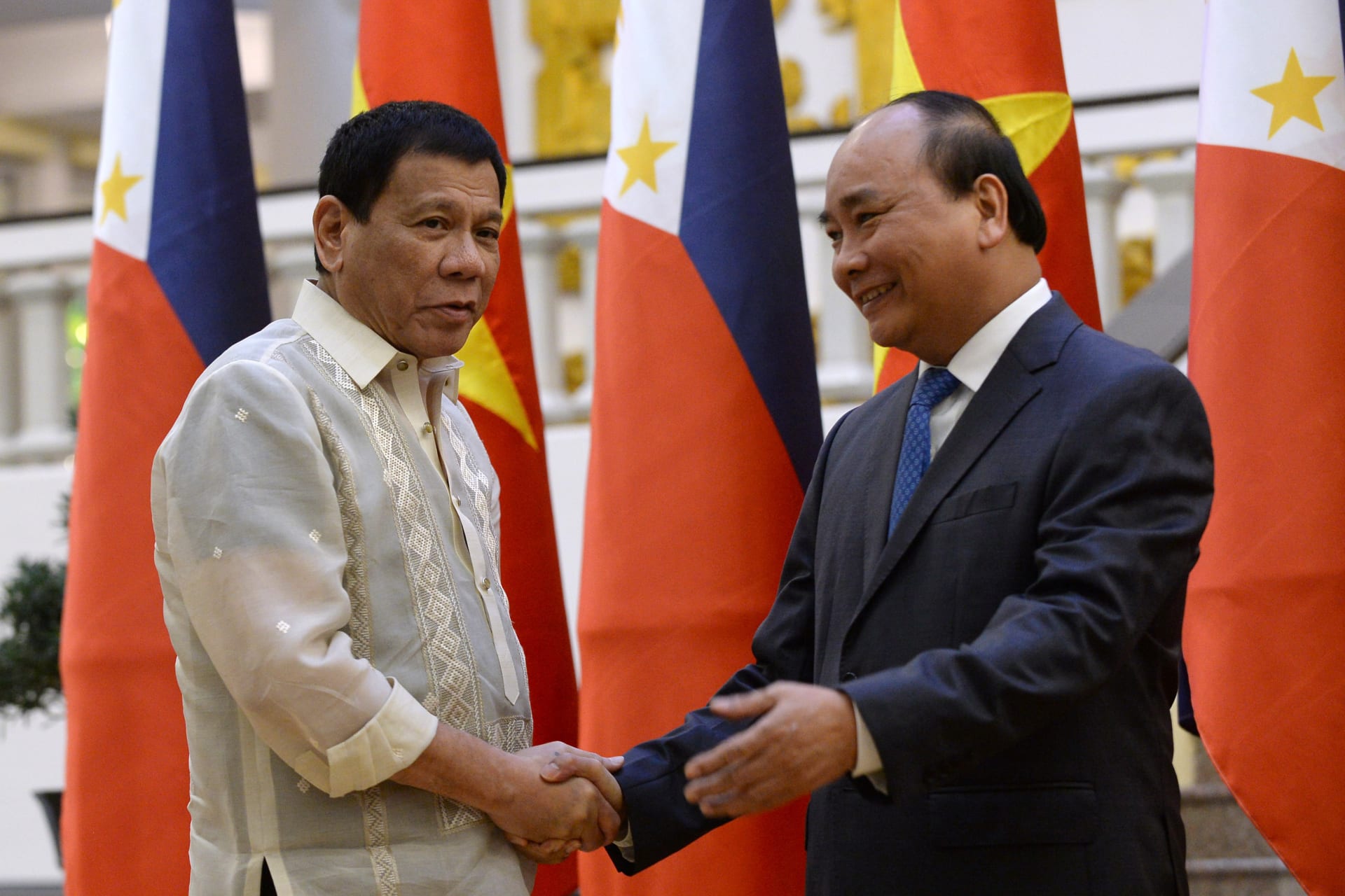 <p>Philippines’ President Rodrigo Duterte (L) shakes hands with Vietnamese Prime Minister Nguyen Xuan Phuc as they meet at Phuc’s Cabinet Office in Hanoi on September 29, 2016</p>