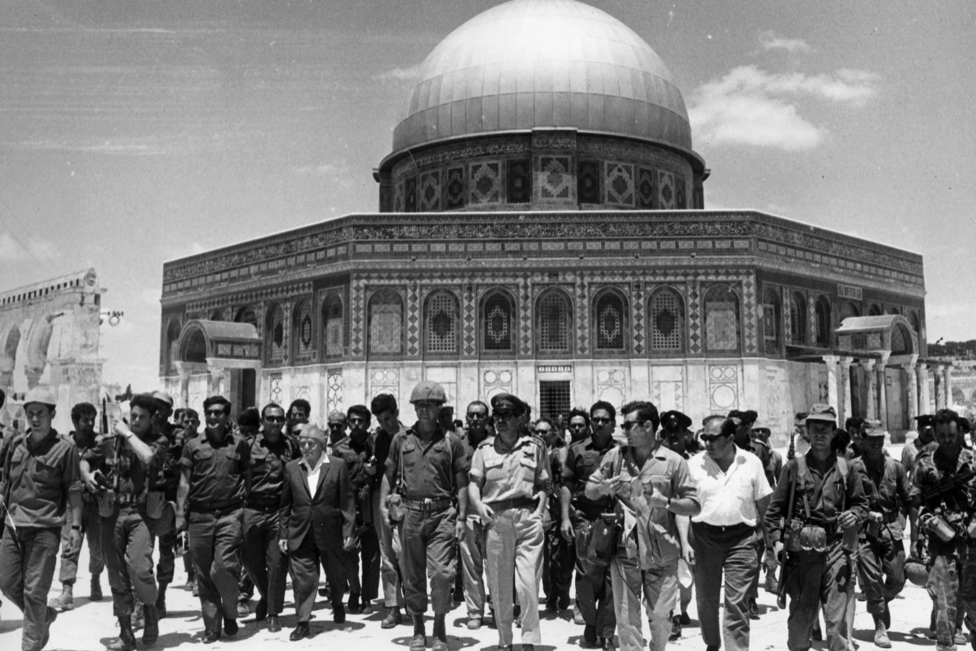 <p>Israeli soldiers in front of the Dome of the Rock.</p>
