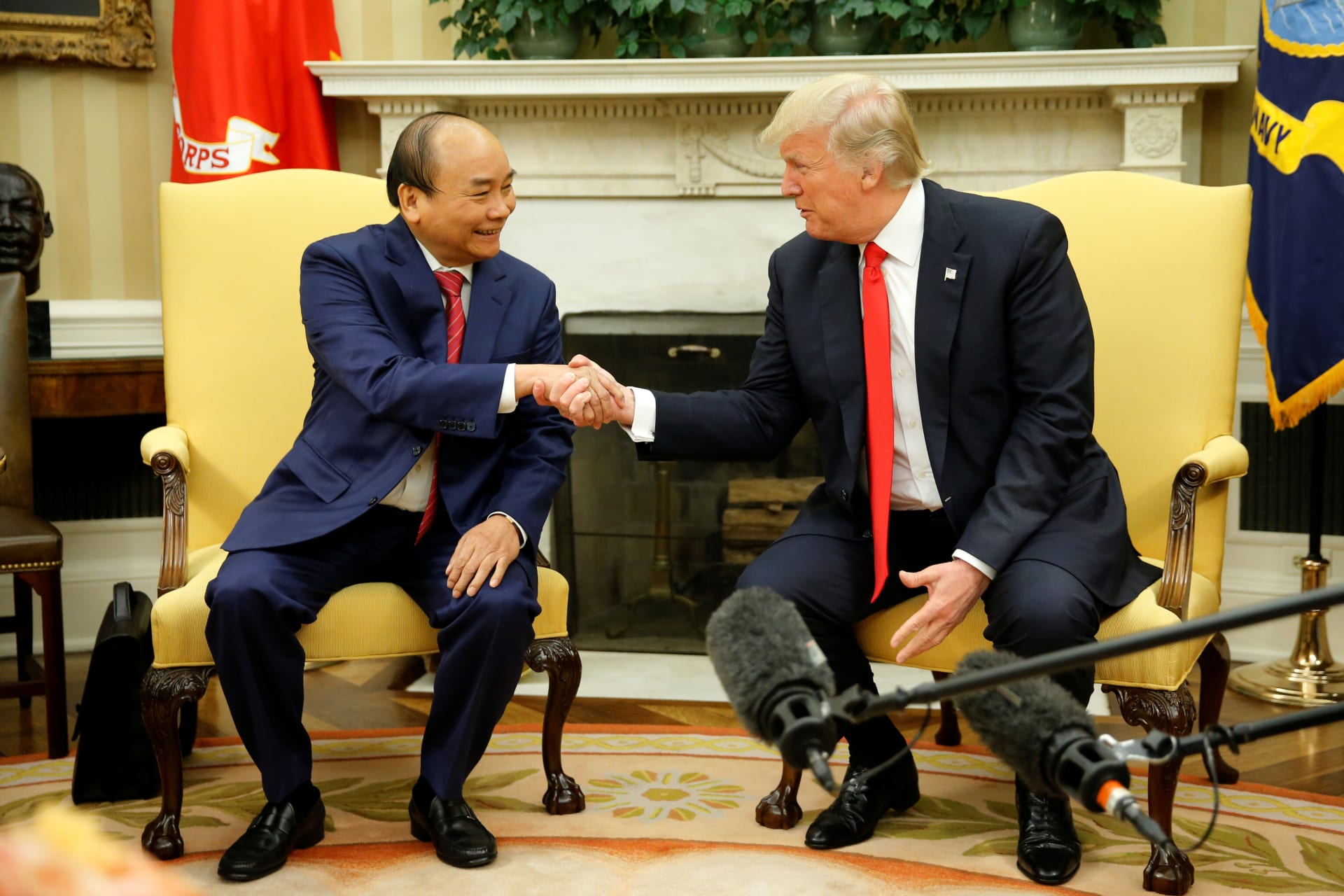 <p>U.S. President Donald Trump (R) welcomes Vietnam’s Prime Minister Nguyen Xuan Phuc at the White House in Washington, United States on May 31, 2017. </p>

