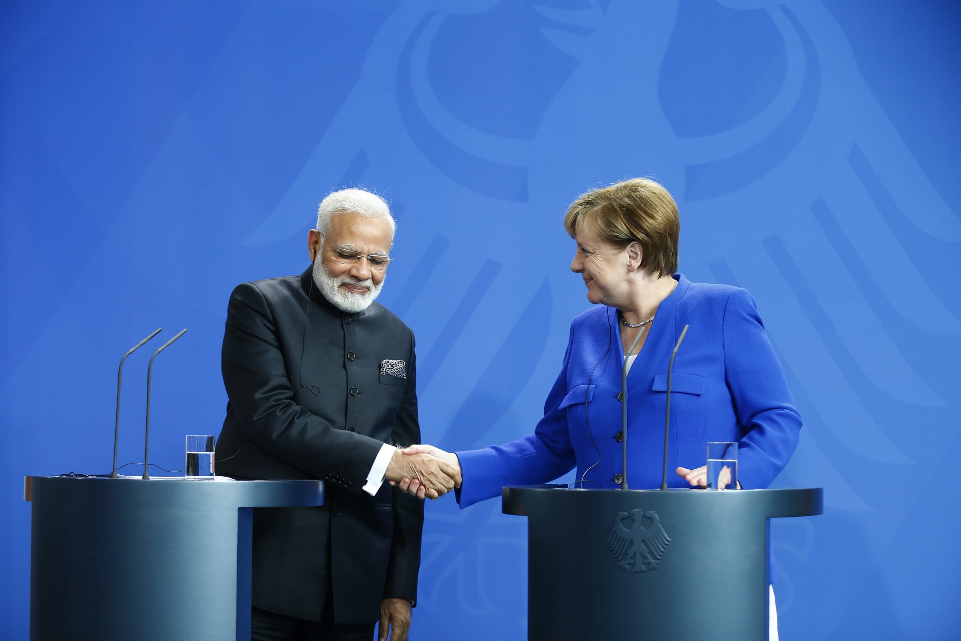 <p>German Chancellor Angela Merkel shakes hands with Indian Prime Minister Narendra Modi following a news conference at the Chancellery in Berlin, Germany, May 30, 2017.</p>
