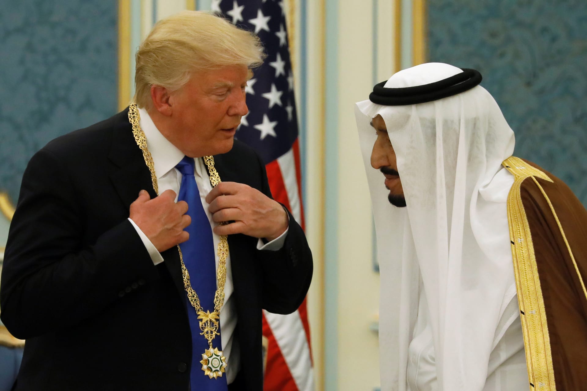 <p>Saudi Arabia’s King Salman bin Abdulaziz Al Saud (R) presents U.S. President Donald Trump with the Collar of Abdulaziz Al Saud Medal at the Royal Court in Riyadh (Jonathan Ernst/Reuters).</p>
