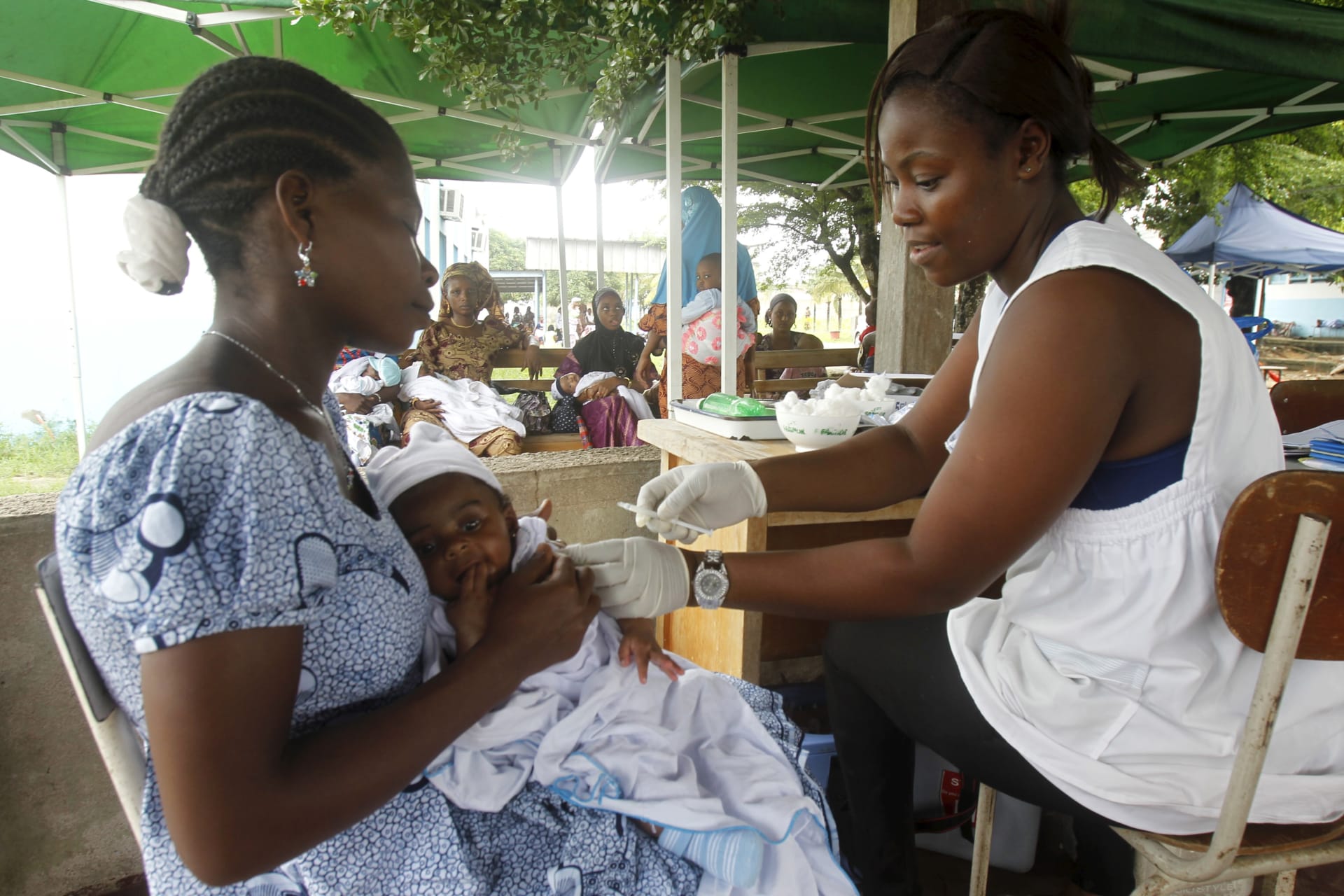 <p>A nurse makes an injection to a baby at a maternity hospital in Treichville, Abidjan May 28, 2015. </p>
