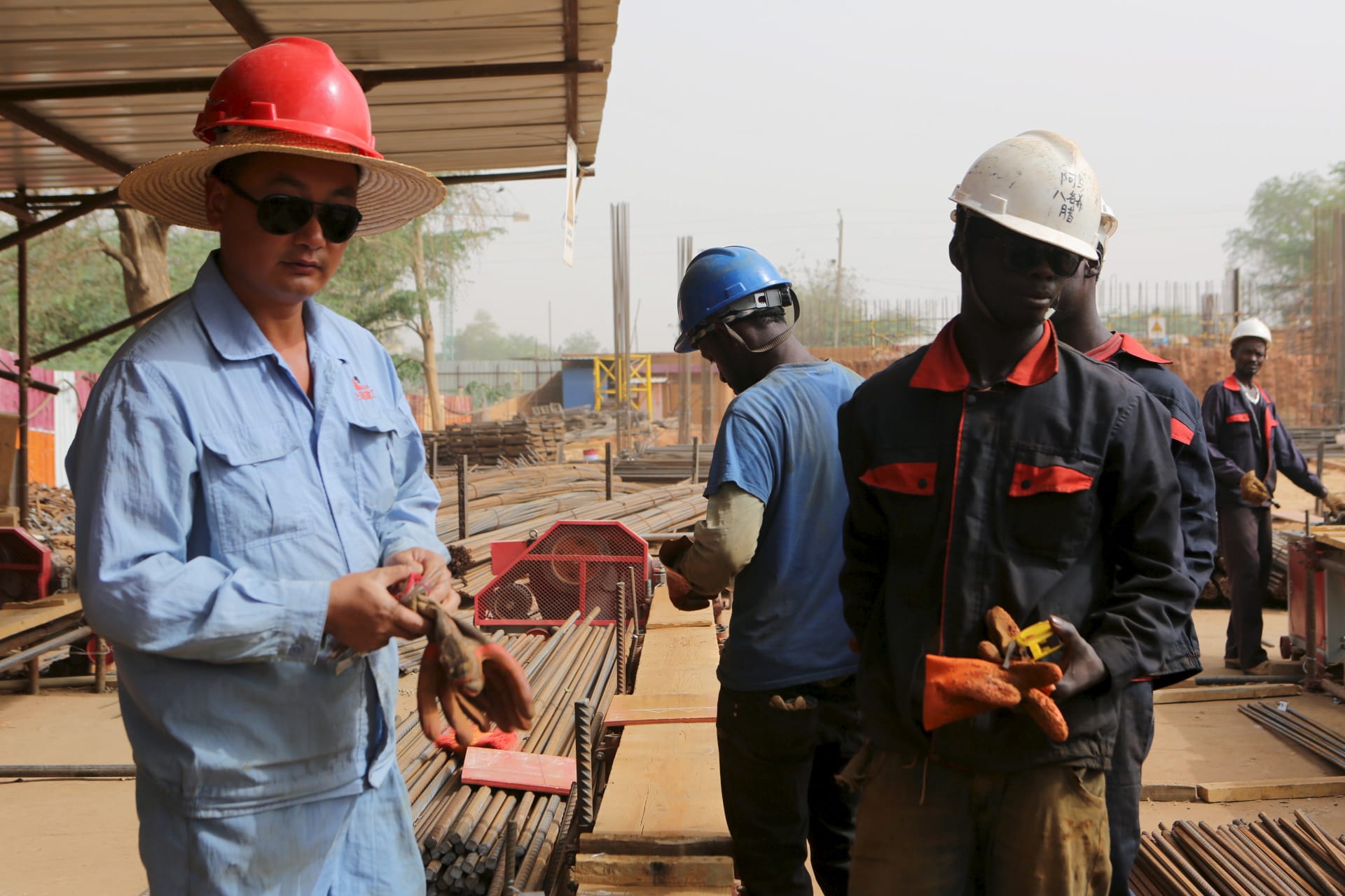 <p>Chinese and Nigerien construction workers work on the site of an Islamic university in Niamey, Niger, February 22, 2016.</p>
