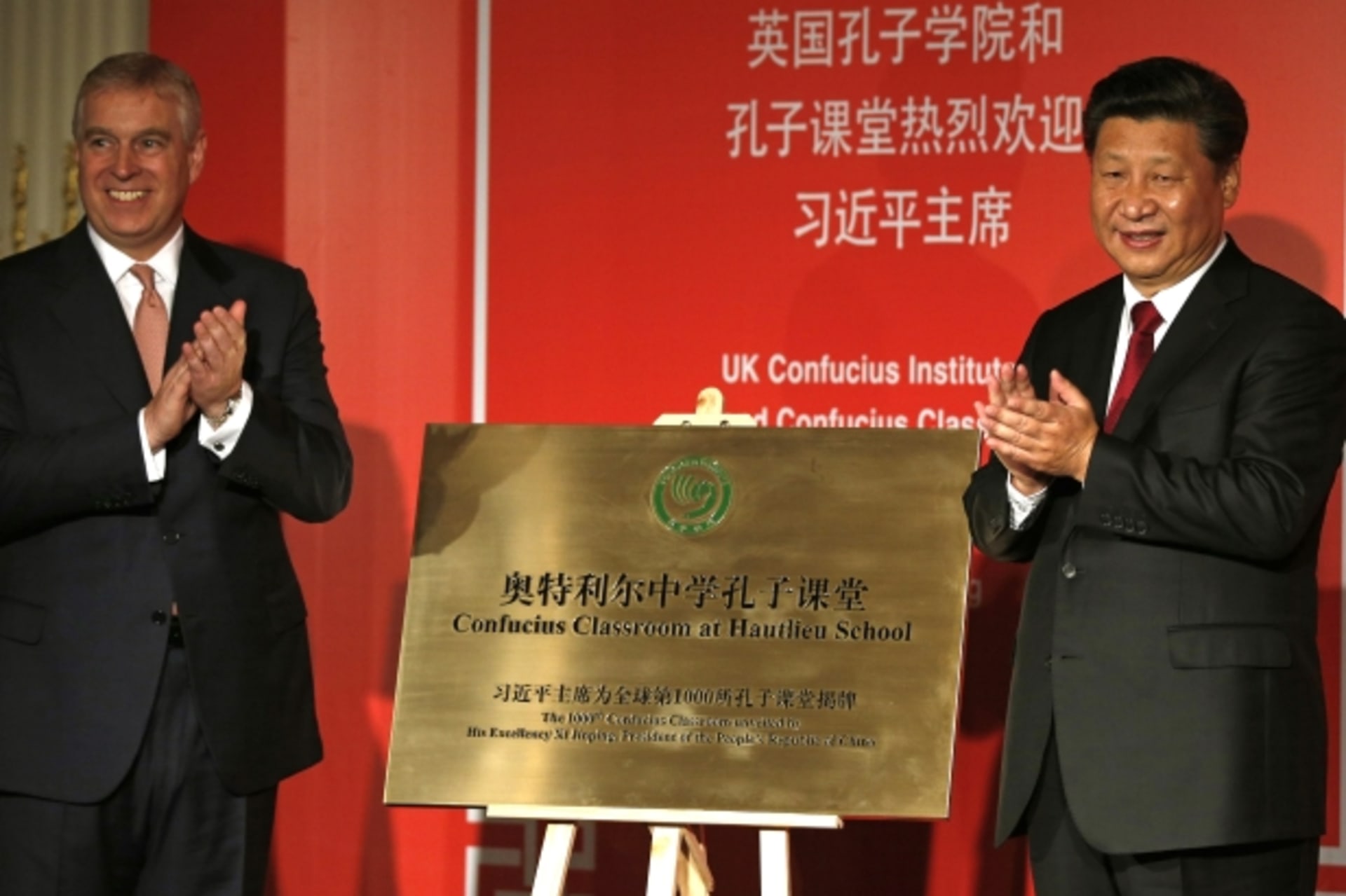 <p>China’s President Xi Jinping (R) applauds with Britain’s Prince Andrew after unveiling a plaque during a Confucius event at the Mandarin Oriental hotel in London, October 22, 2015.</p>
