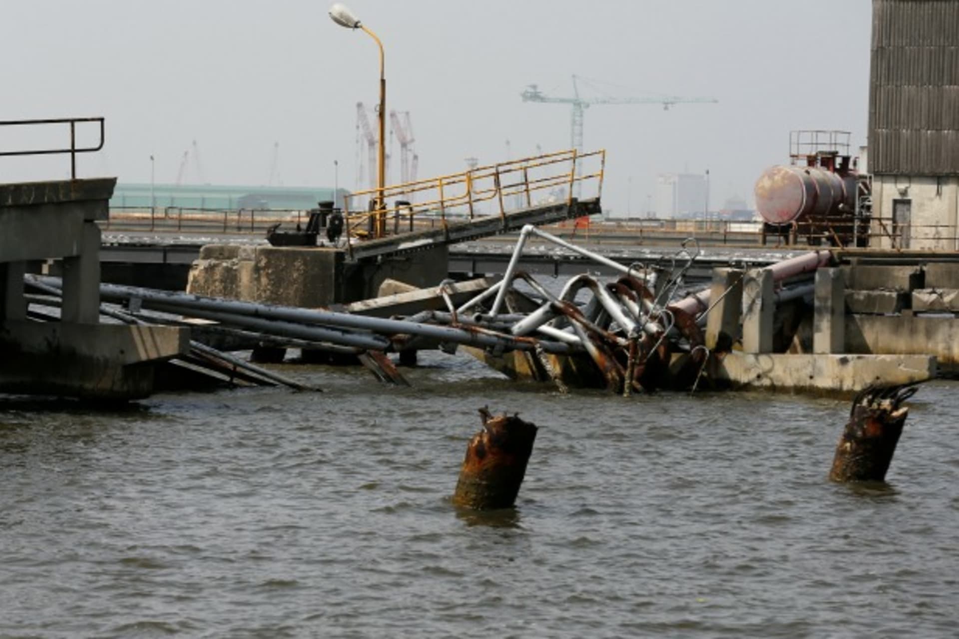 <p>An oil discharge facility which was used to transfer imported oil from ships at the Atlas Cove depot, is seen damaged after militants from the Niger delta bombed it, in Lagos, Nigeria, November 10, 2016.</p>
