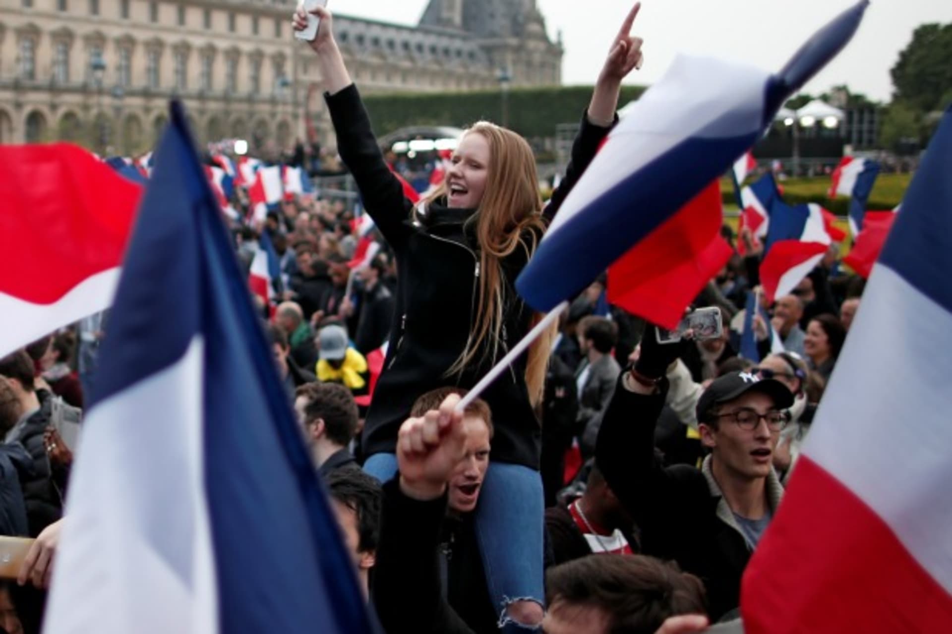 <p>Supporters of Emmanuel Macron celebrate near the Louvre museum. </p>
