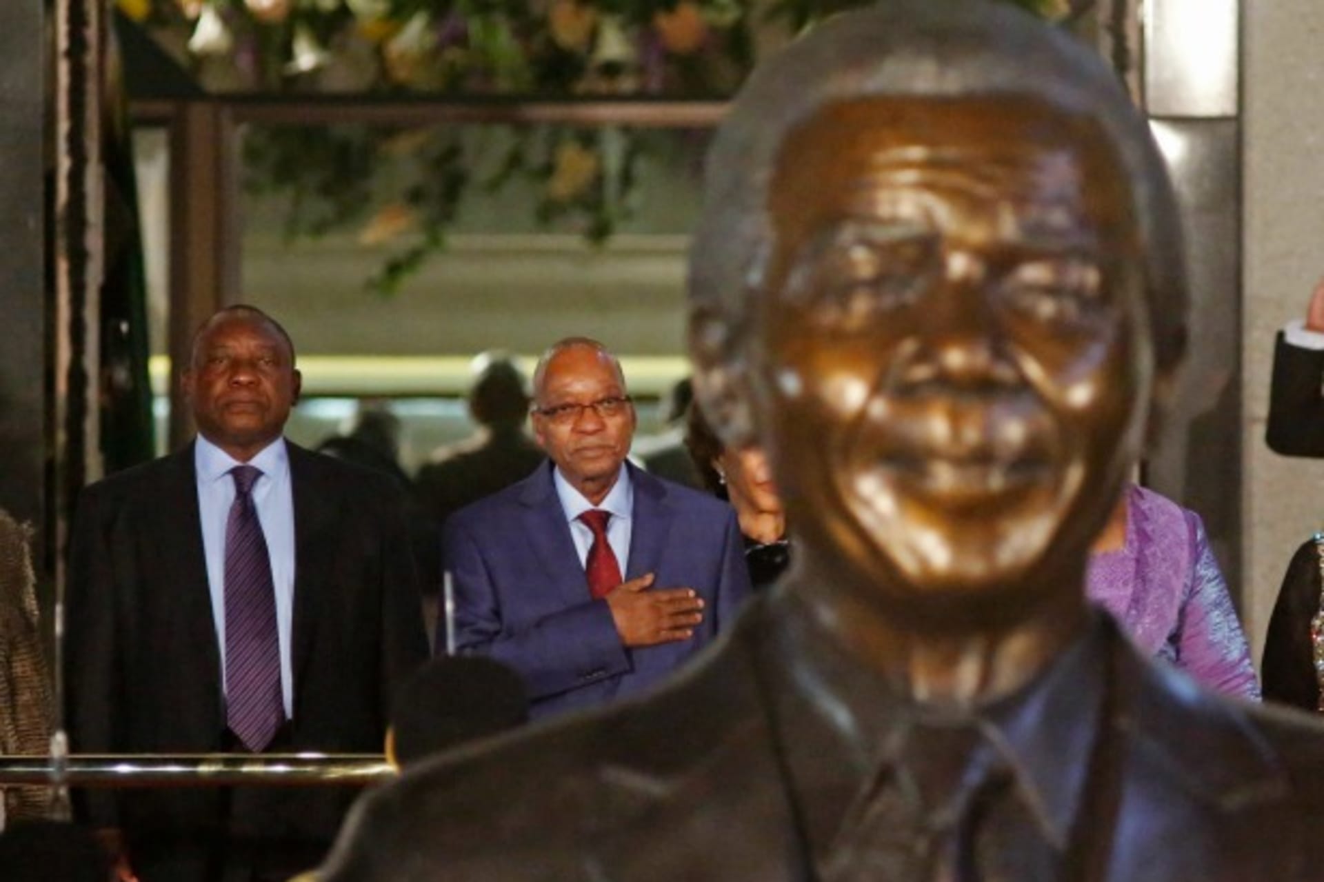 <p>South African President Jacob Zuma (2nd L) stands behind a statue of former South African President Nelson Mandela outside Parliament in Cape Town, June 17, 2014.</p>
