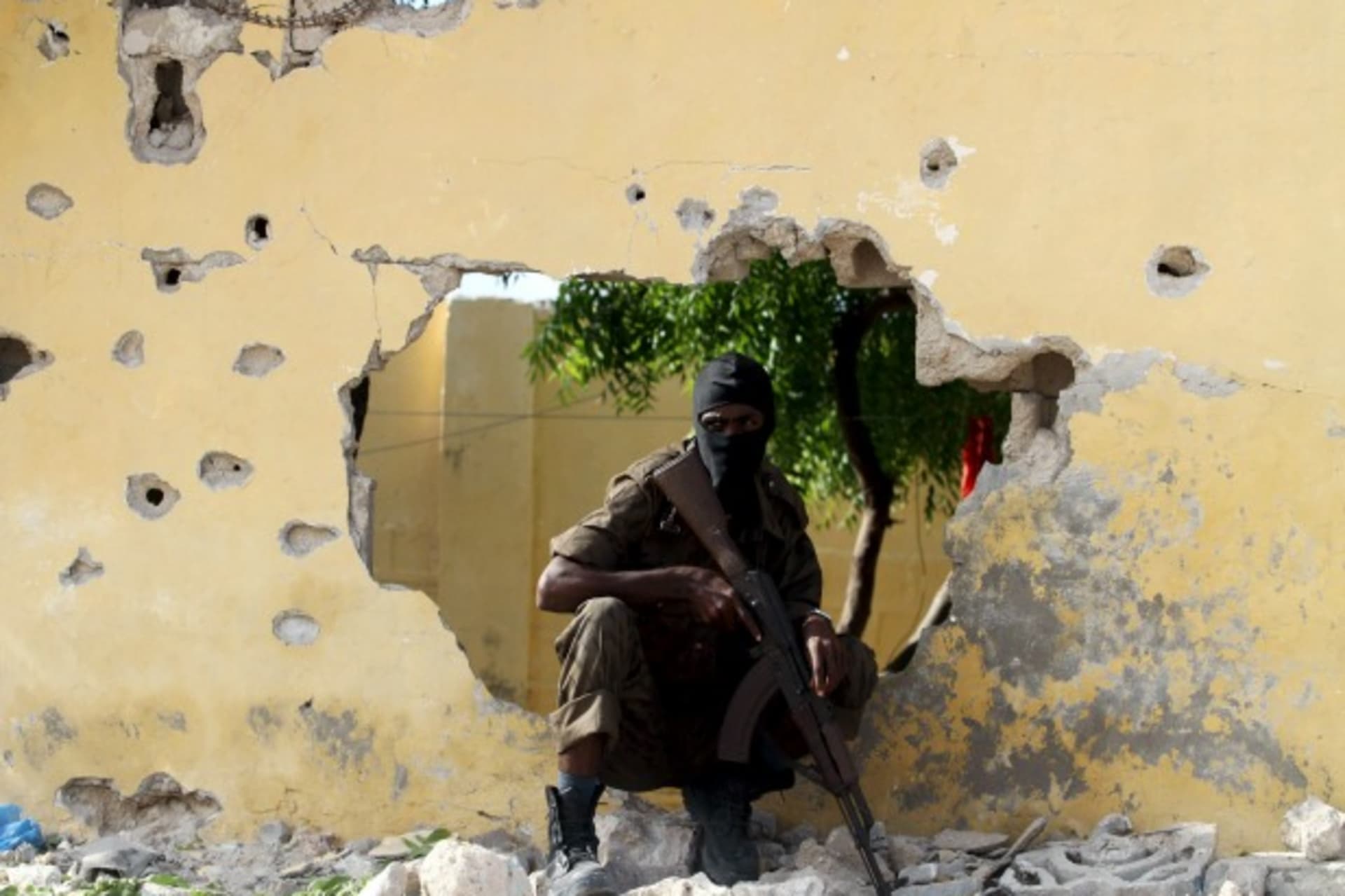 <p>A Somali soldier takes position at the scene of a suicide attack by al-Shabaab militants in capital Mogadishu June 21, 2015. </p>

