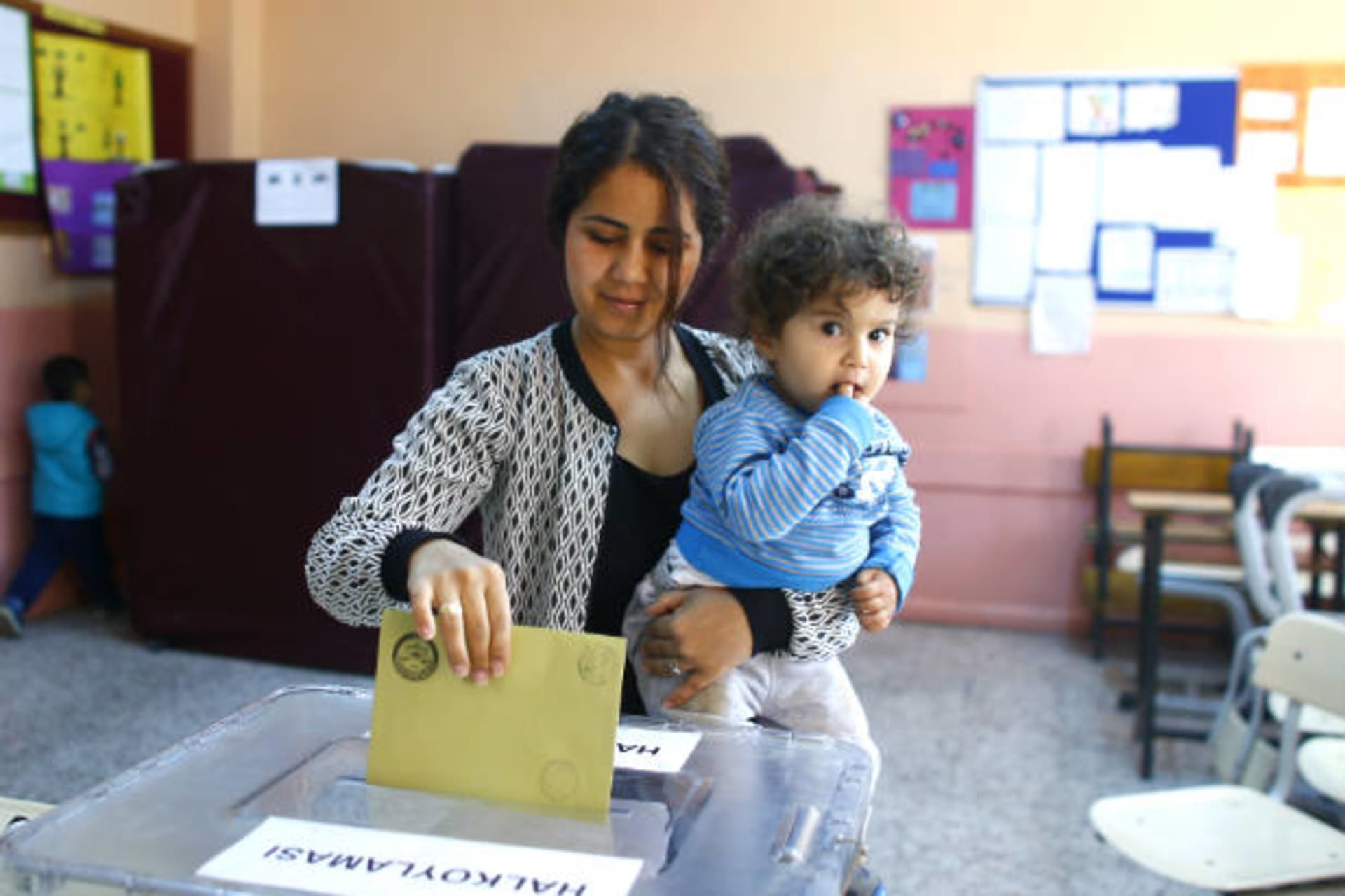 Turkey_woman_voting_RTS12HRM