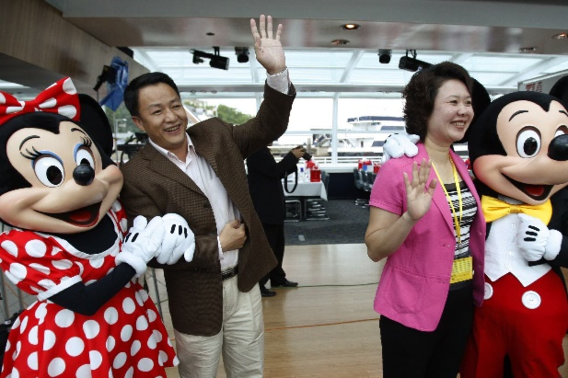 <p>Tourists from China pose for a picture with Disney characters Mickey (R) and Minnie Mouse during a cruise for the first offici…l visitors from China to the United States, according to industry and government forecasts. REUTERS/Jason Reed (UNITED STATES)</p>
