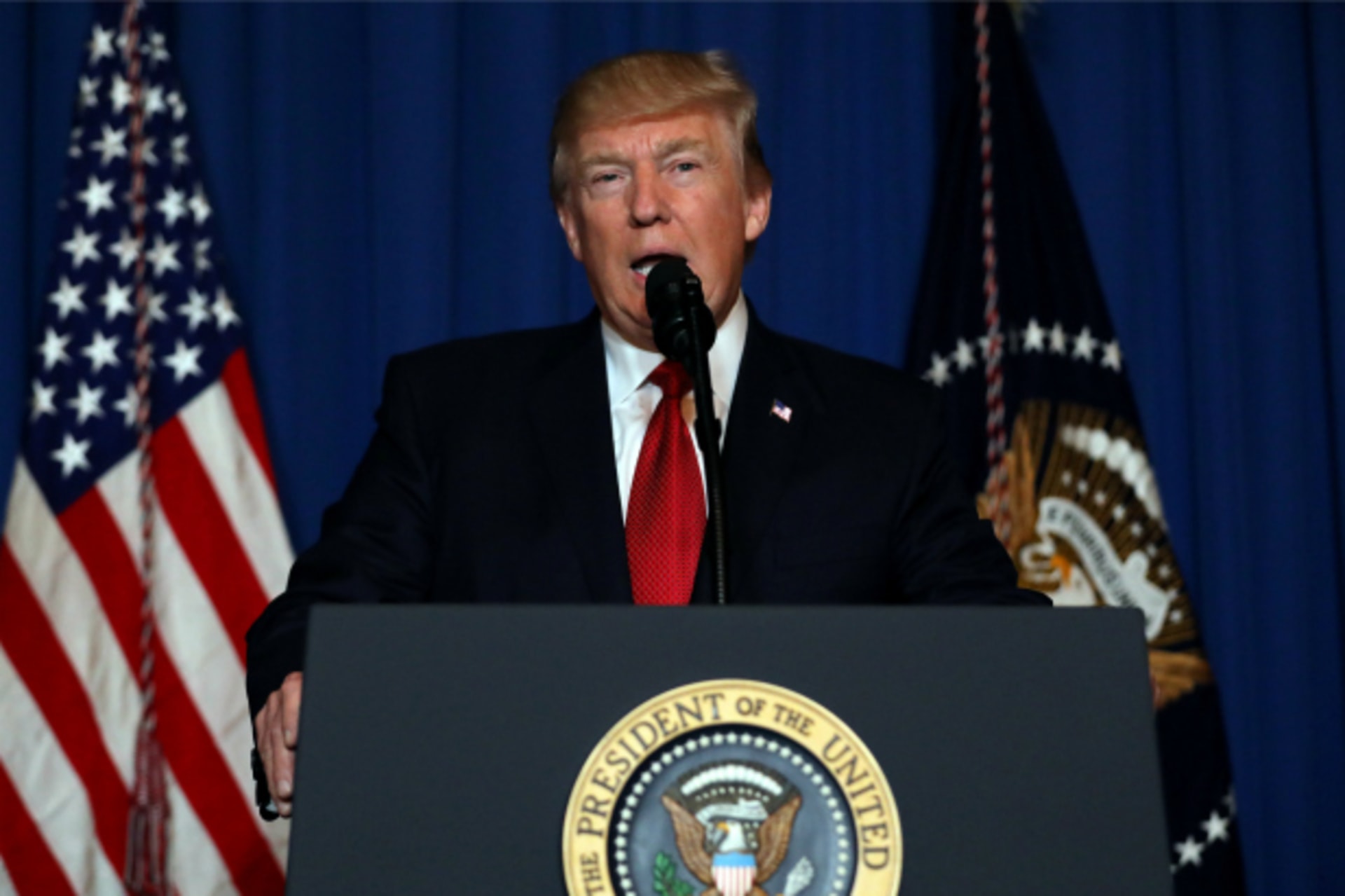 <p>U.S. President Donald Trump delivers an statement about missile strikes on a Syrian airbase, at his Mar-a-Lago estate in West Palm Beach, Florida (Carlos Barria/Reuters).</p>
