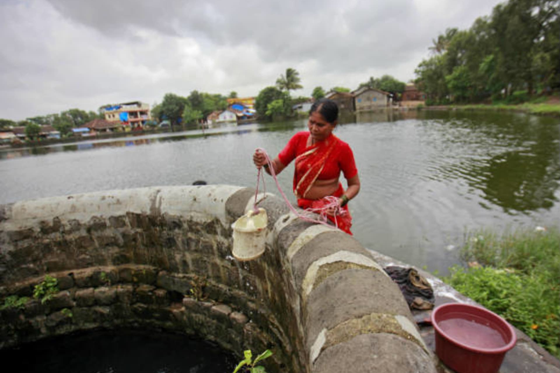 Woman-well-India_RTR376AR