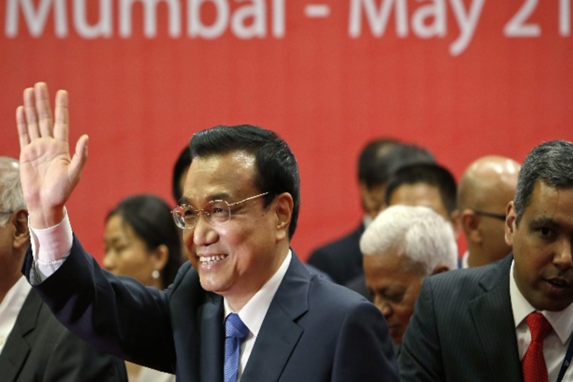 <p>China’s Premier Li Keqiang waves as he leaves an office of software services company Tata Consultancy Services (TCS) in Mumbai…1, 2013. Li is in India on a three-day state visit. REUTERS/Vivek Prakash (INDIA – Tags: BUSINESS POLITICS SCIENCE TECHNOLOGY)</p>
